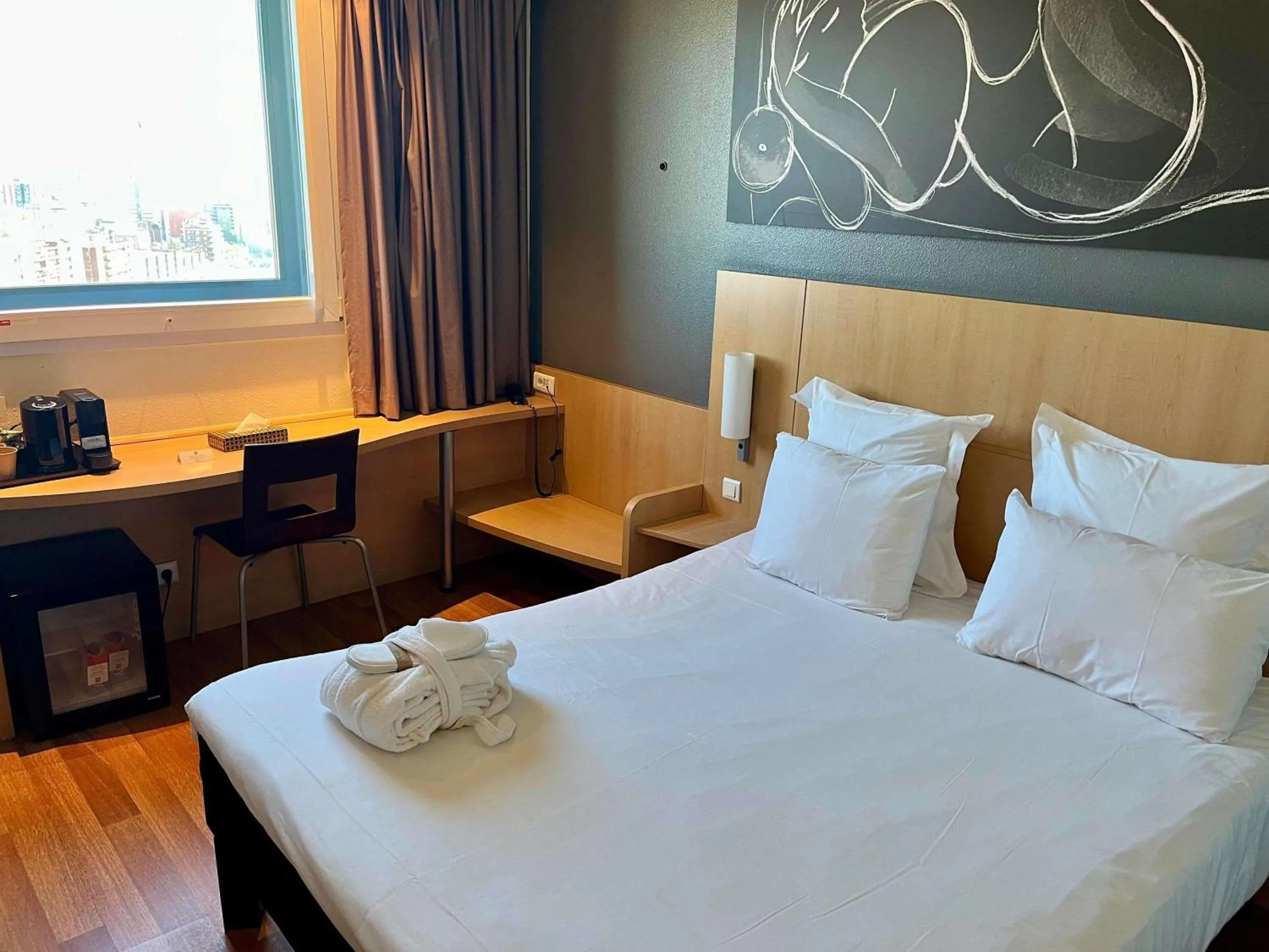 Bedroom, Bed in Ibis Barcelona Meridiana