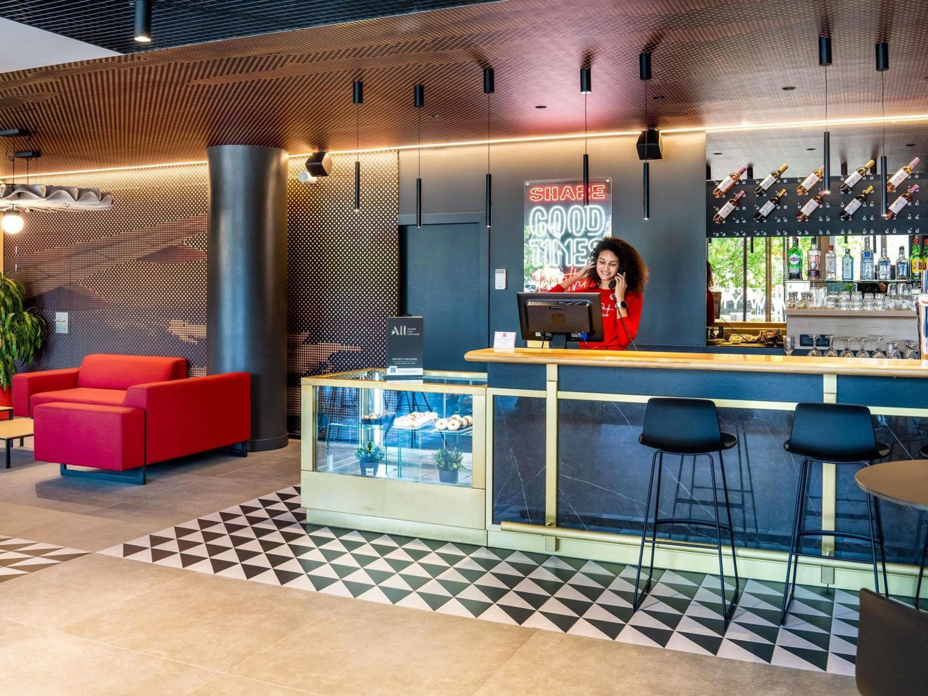 Lounge or bar in Ibis Barcelona Aeropuerto Viladecans