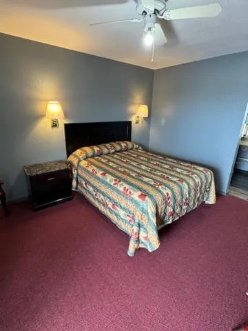 Bed in Pratt Budget Inn