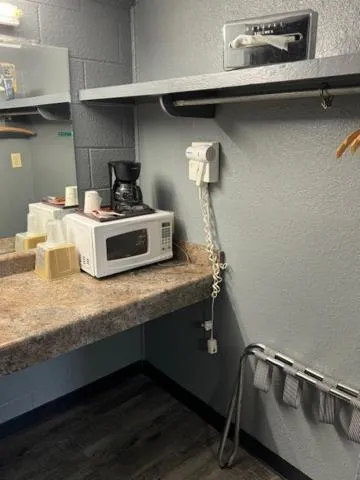 Coffee/tea facilities in Pratt Budget Inn