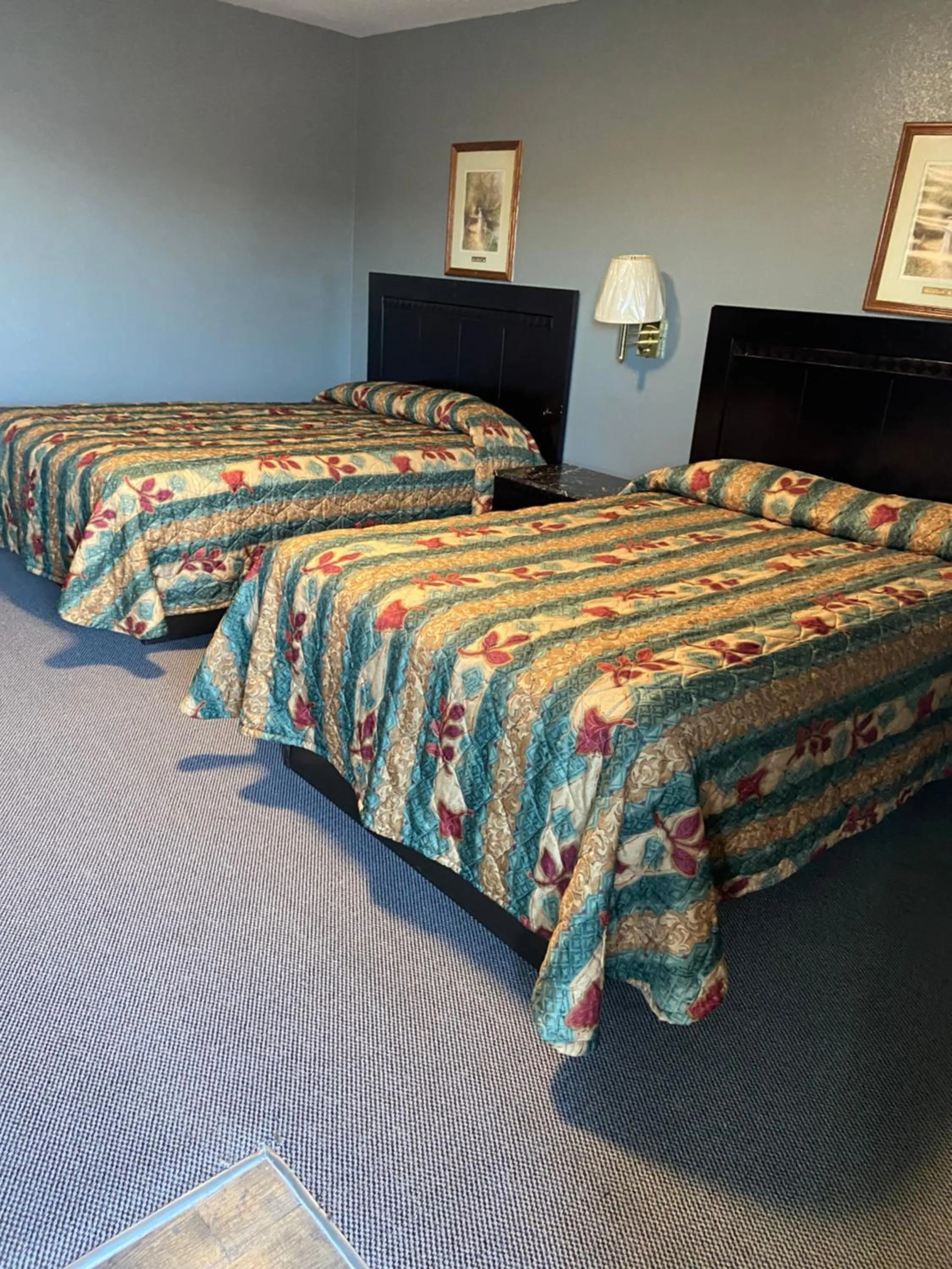 Bedroom, Bed in Pratt Budget Inn