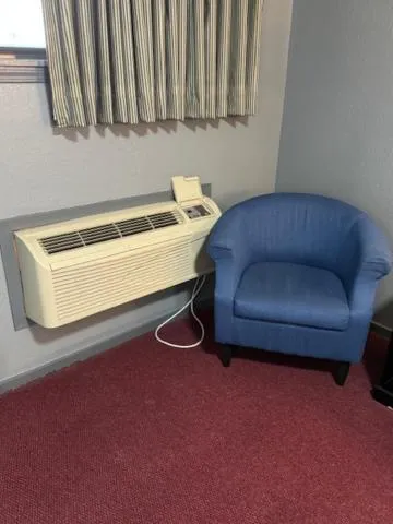 Seating area in Pratt Budget Inn