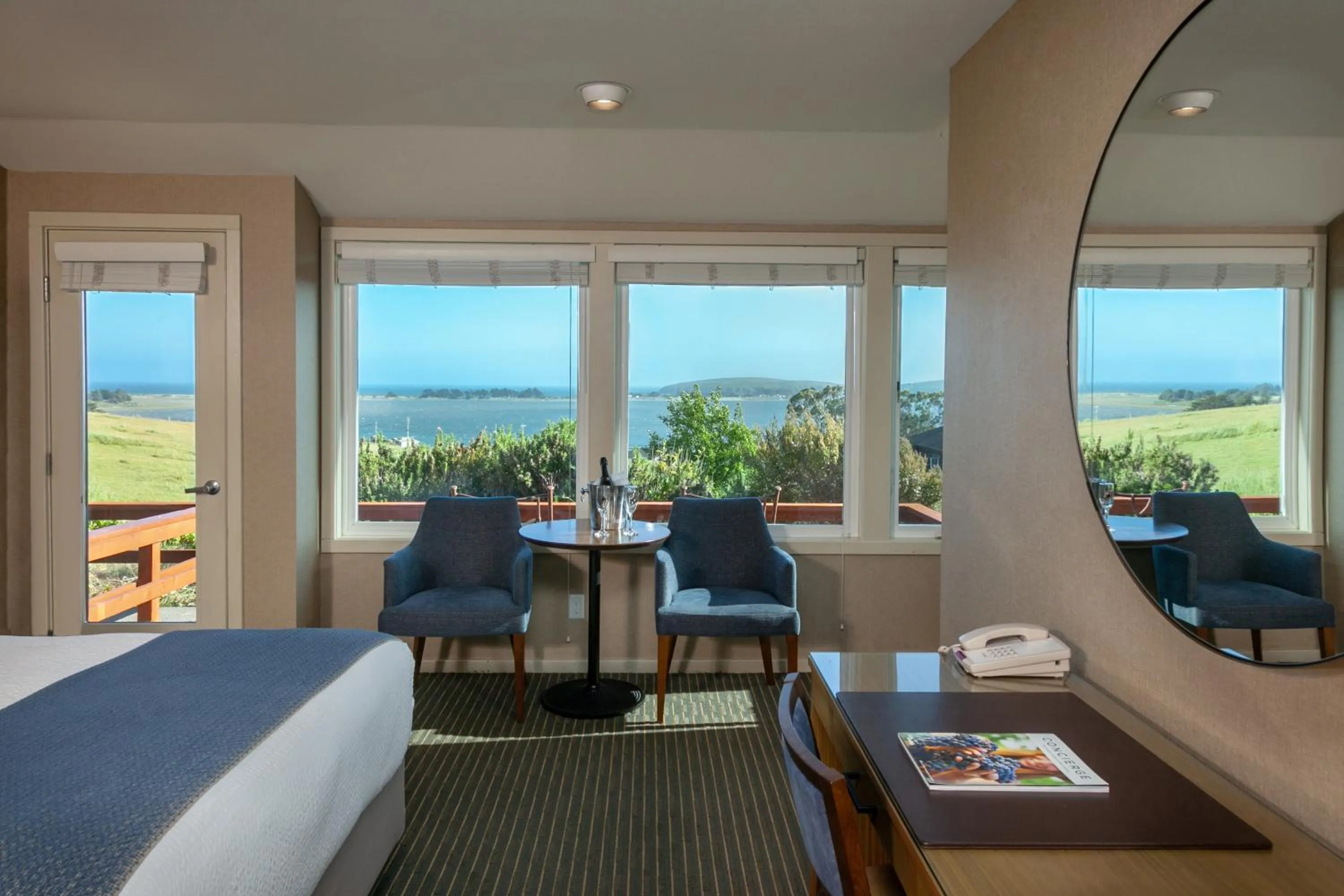 Balcony/Terrace, Bed in The Inn at the Tides