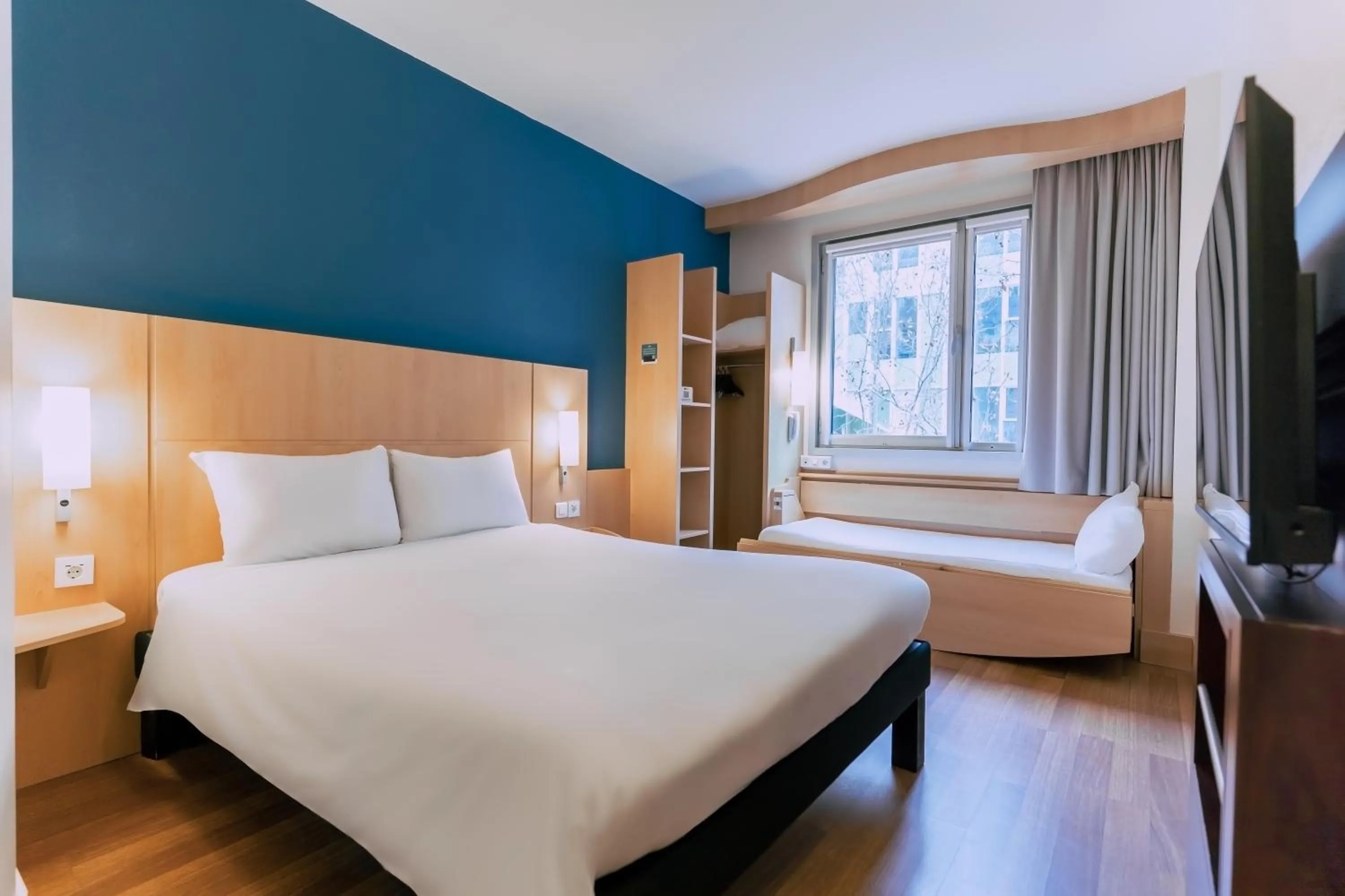 Photo of the whole room, Bed in Ibis Barcelona Plaza Glòries 22@