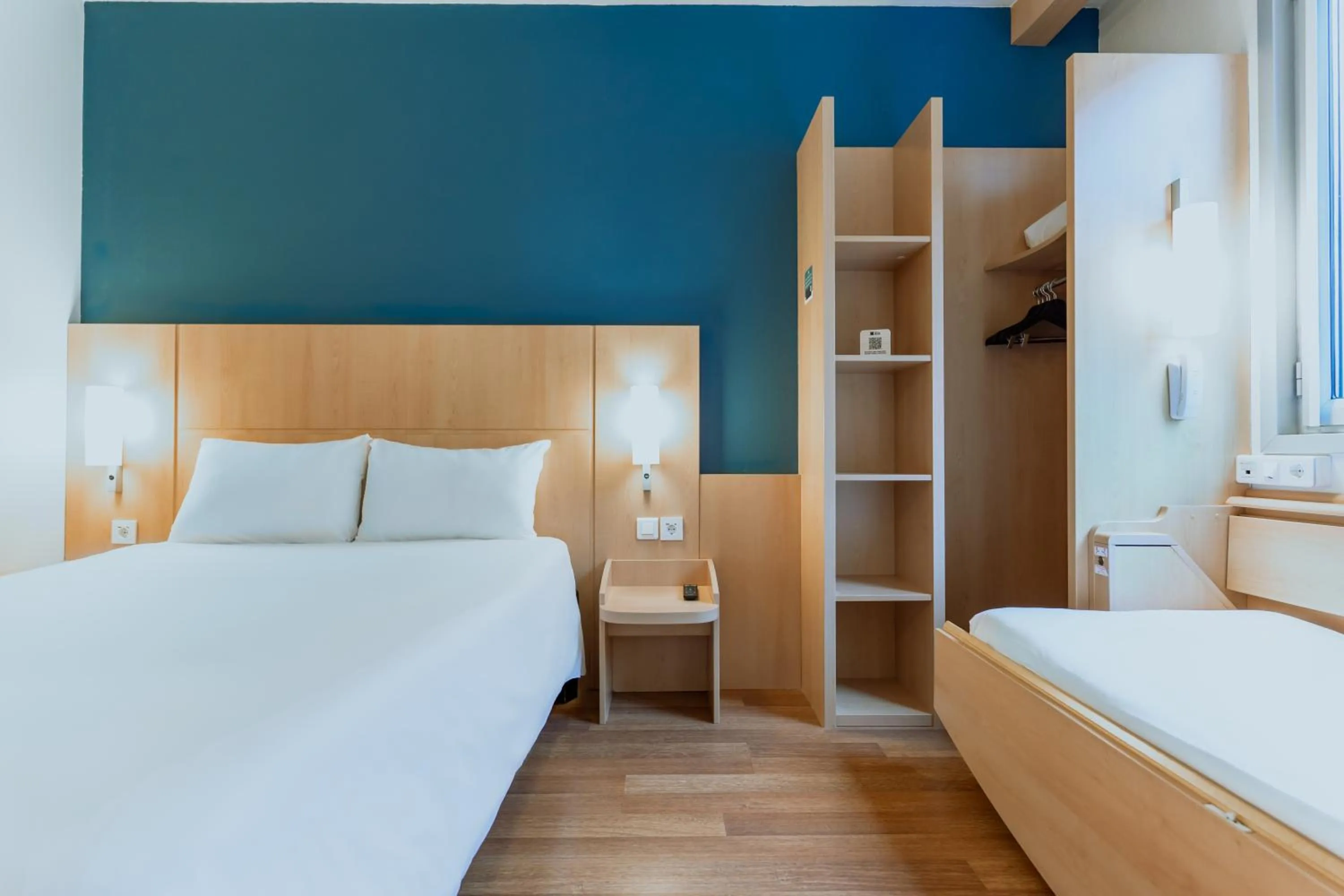 Photo of the whole room, Bed in Ibis Barcelona Plaza Glòries 22@