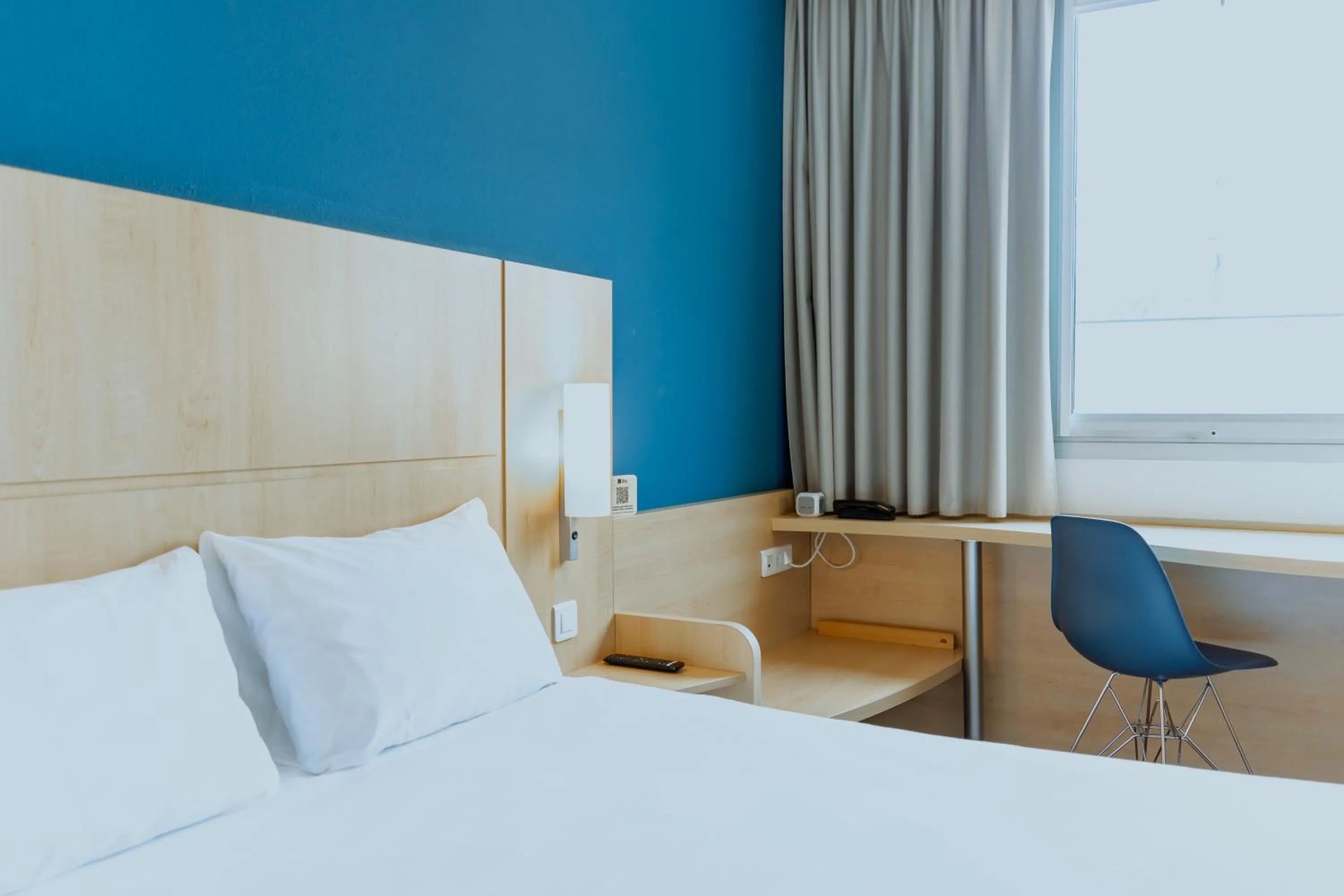 Photo of the whole room, Bed in Ibis Barcelona Plaza Glòries 22@