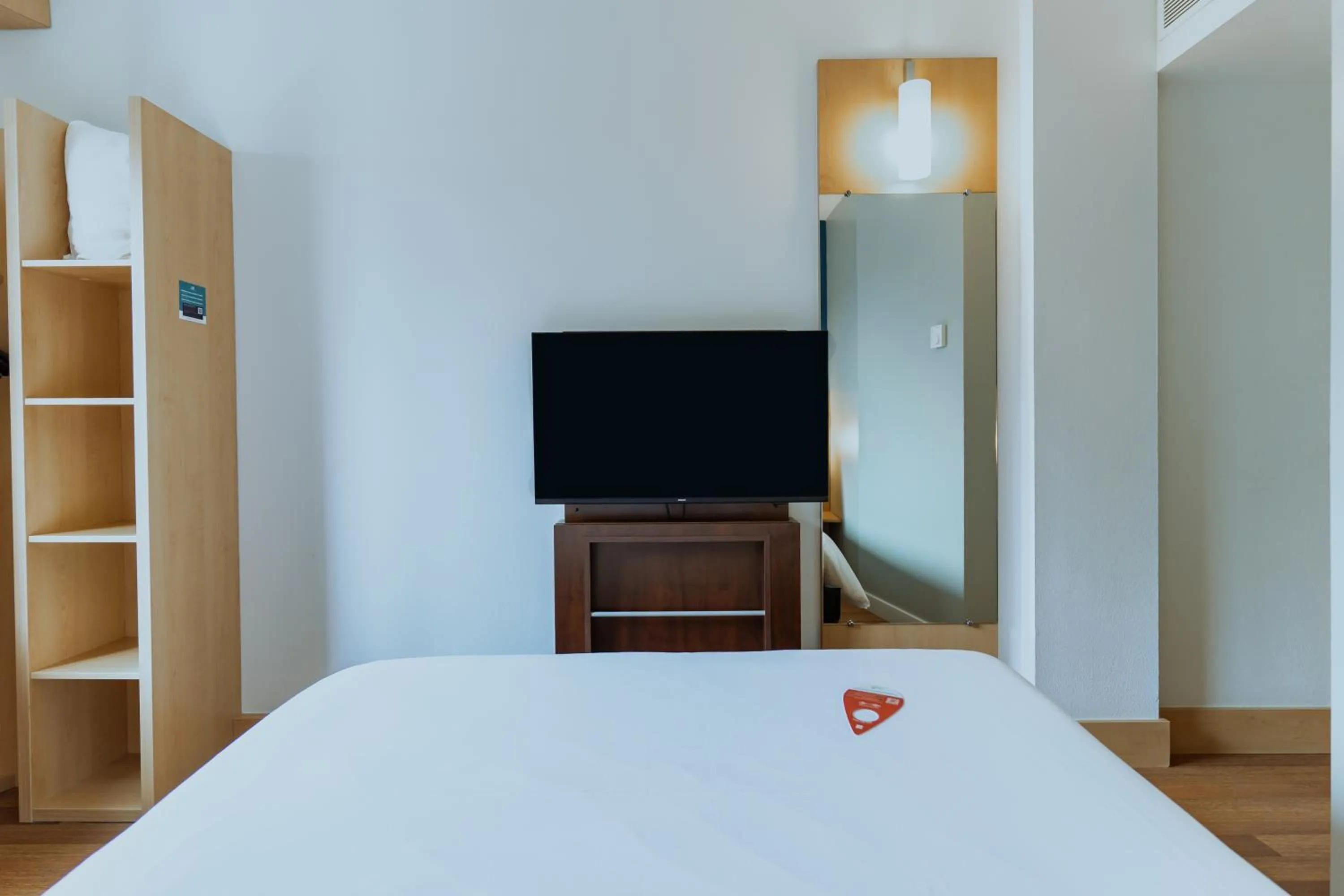 Photo of the whole room, Bed in Ibis Barcelona Plaza Glòries 22@