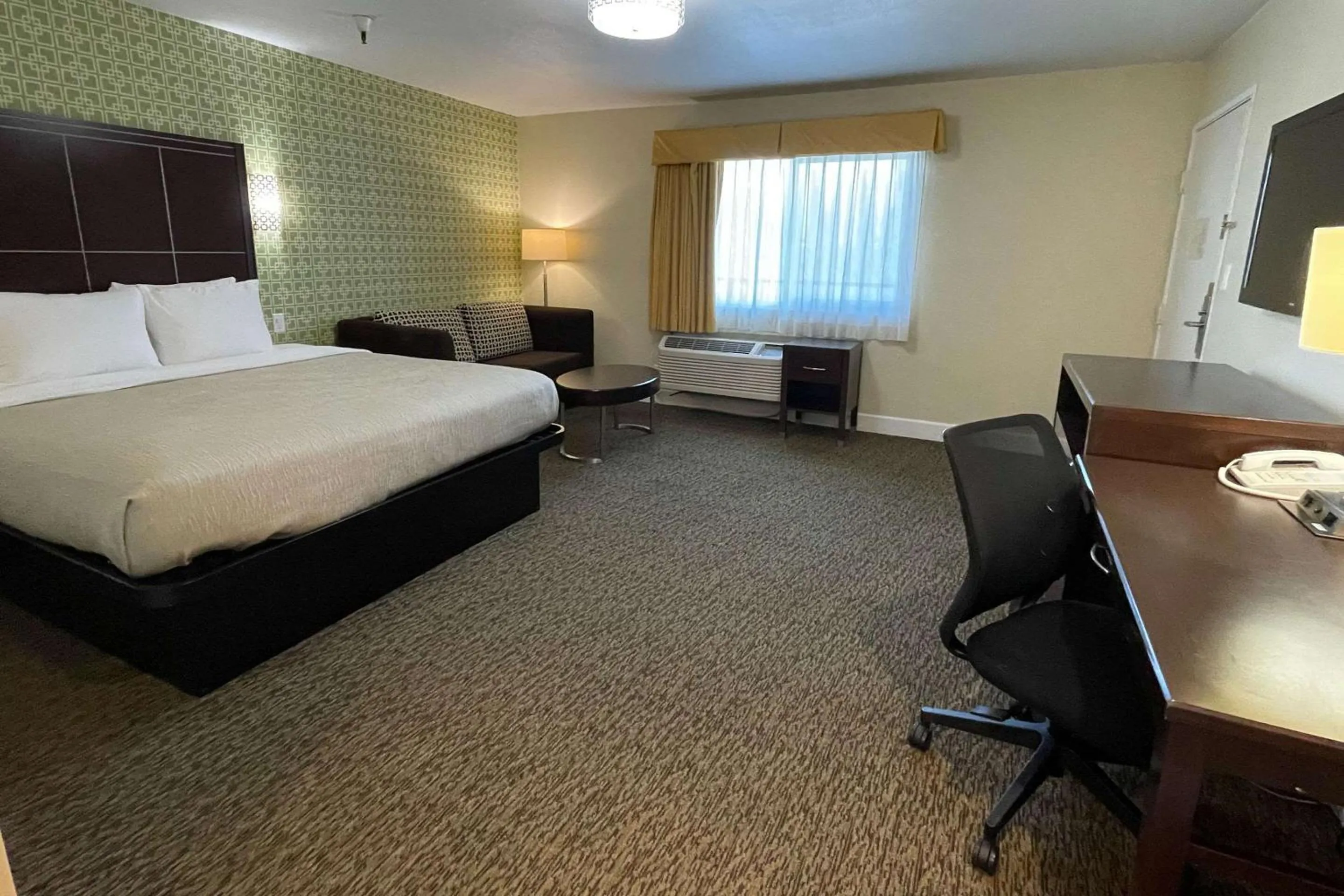 Bedroom, Bed in Quality Inn Ontario Airport Convention Center