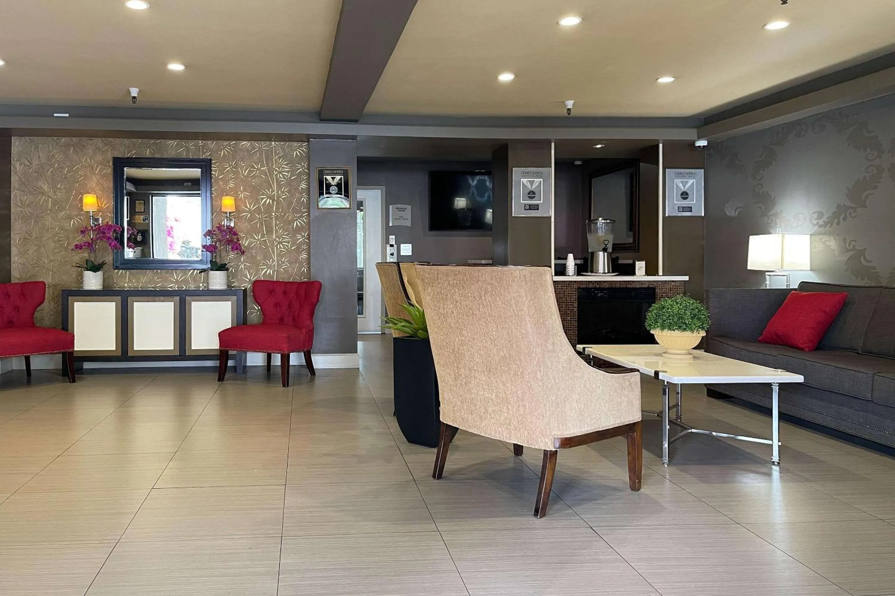 Lobby or reception in Quality Inn Ontario Airport Convention Center