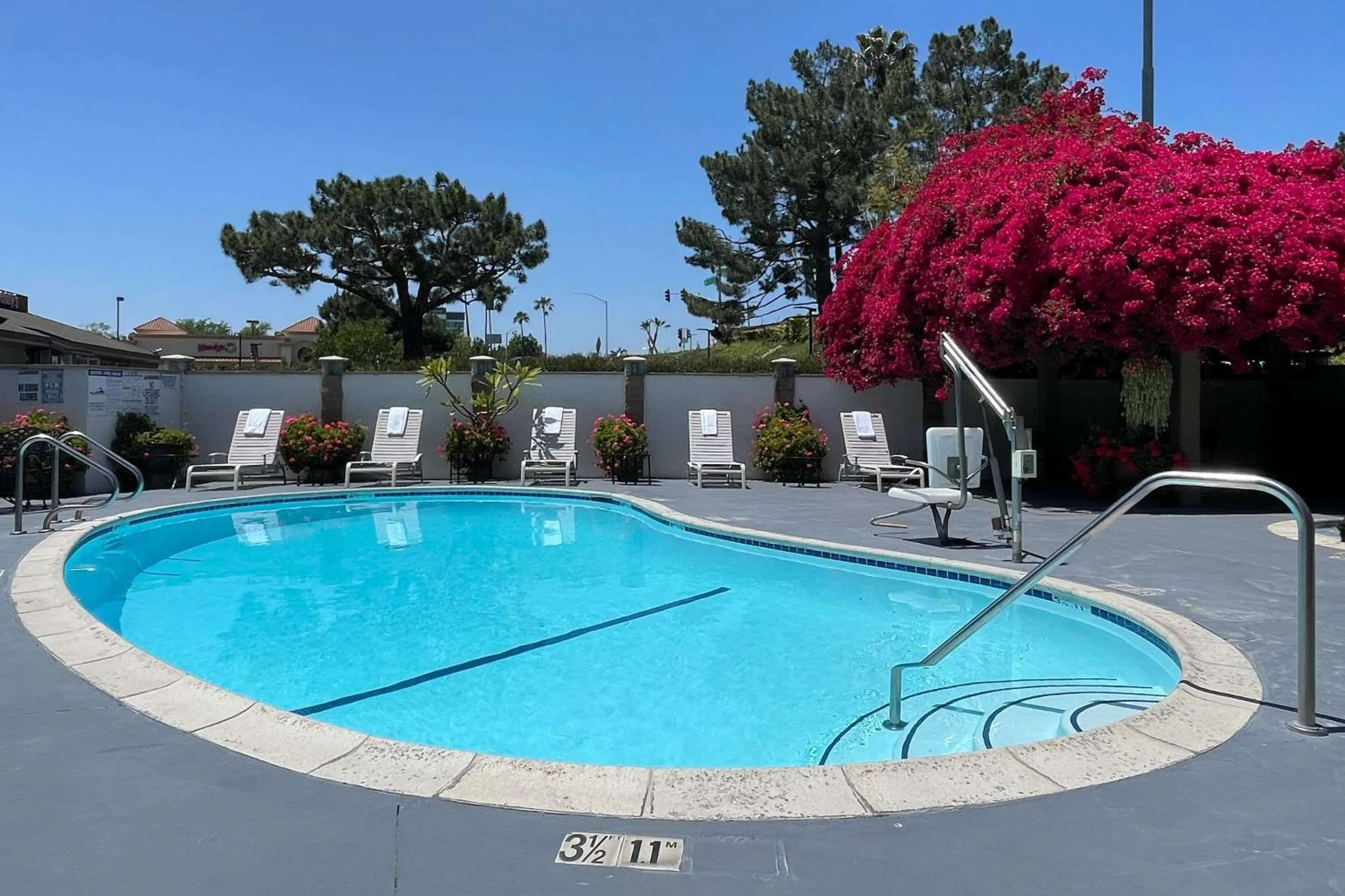 Swimming pool in Quality Inn Ontario Airport Convention Center