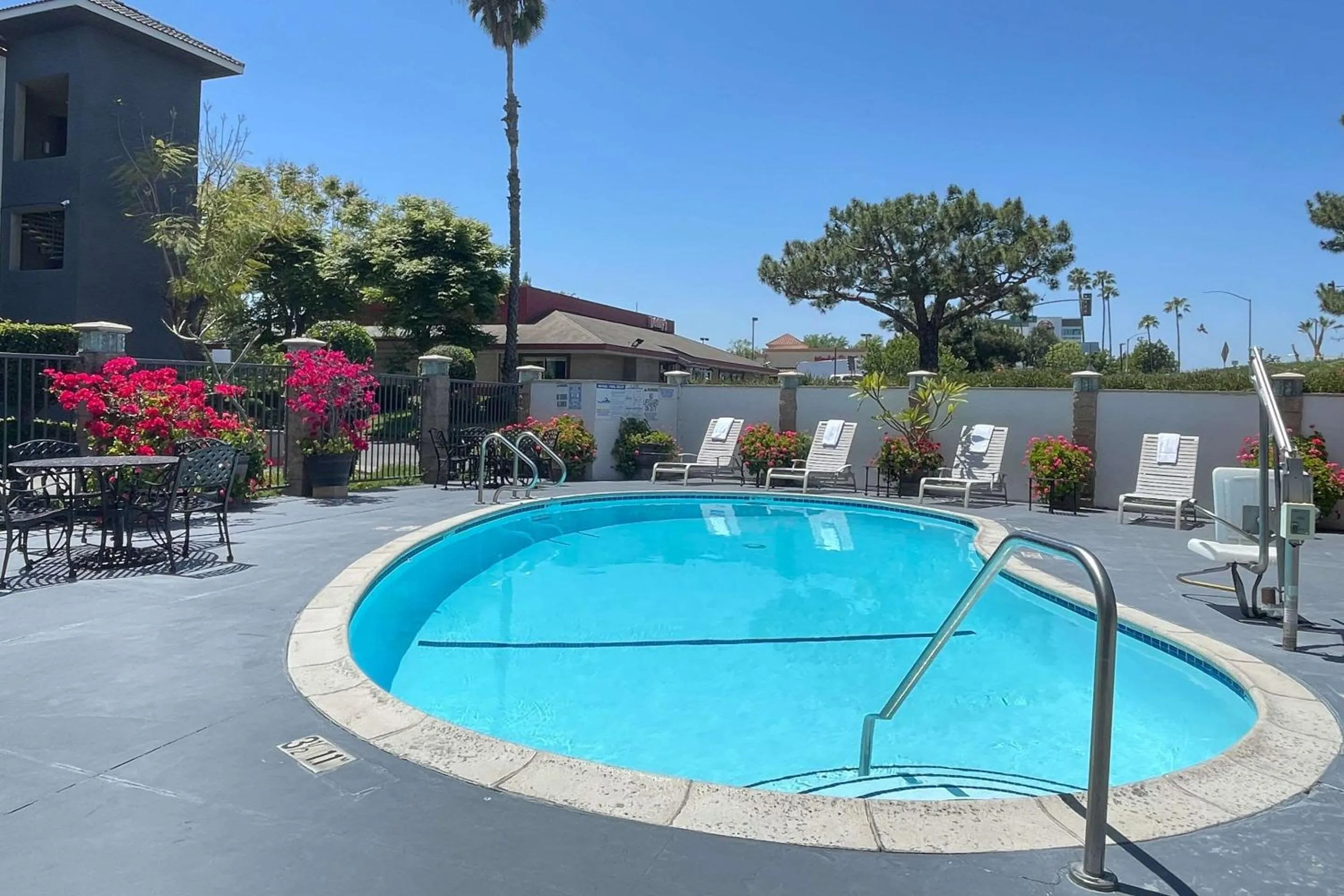 Swimming pool in Quality Inn Ontario Airport Convention Center