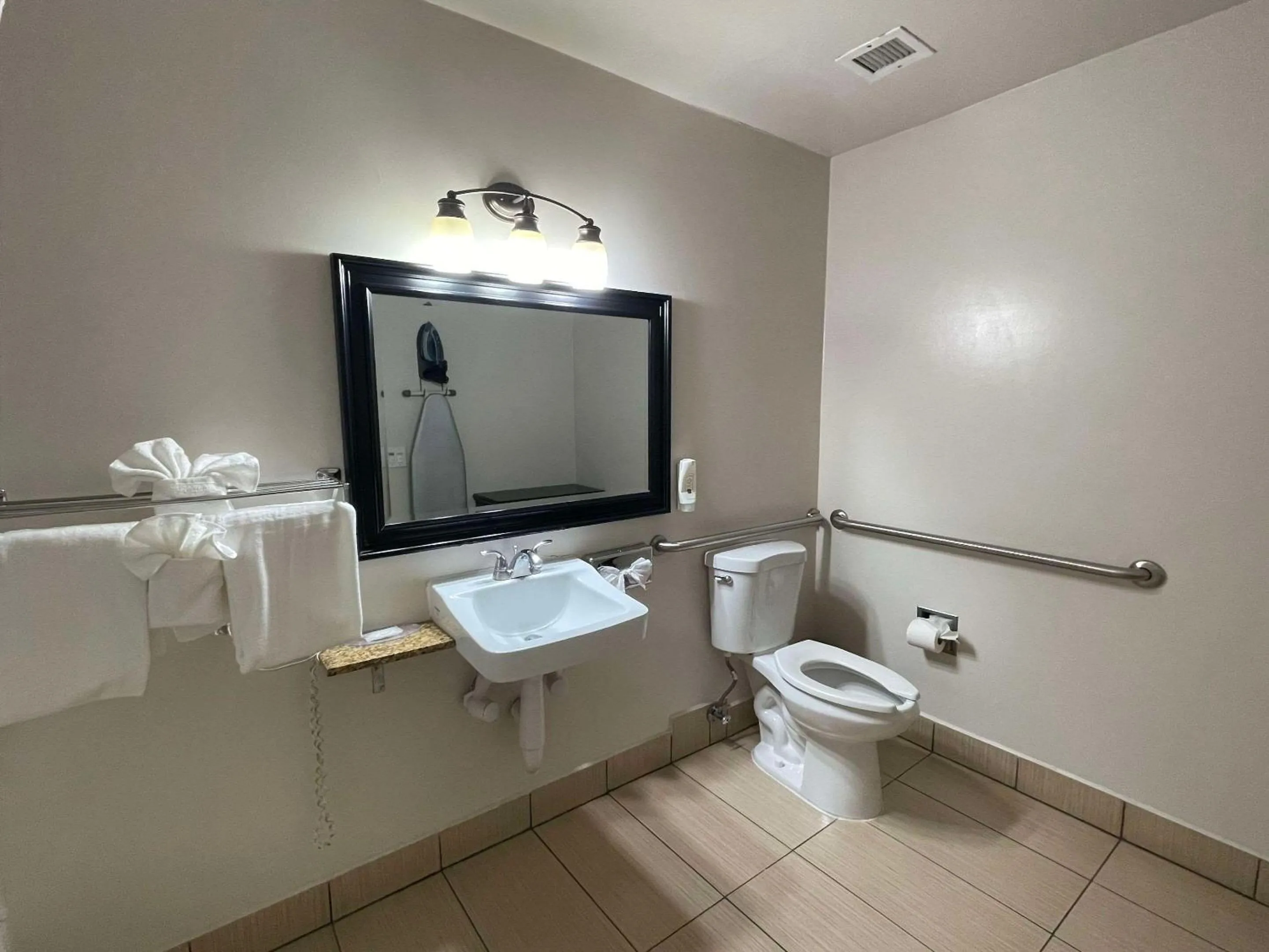 Bedroom in Quality Inn Ontario Airport Convention Center