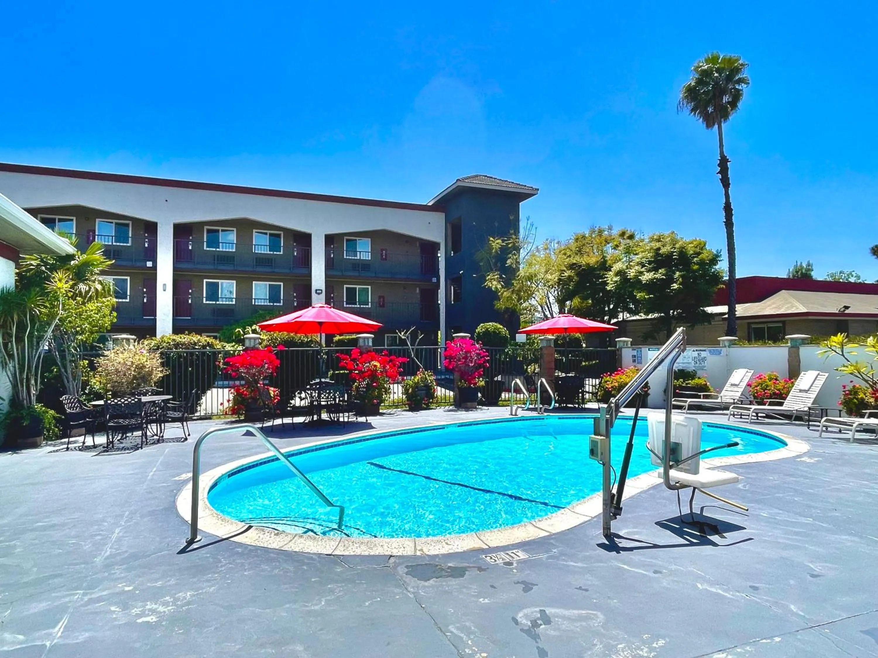 Swimming pool in Quality Inn Ontario Airport Convention Center