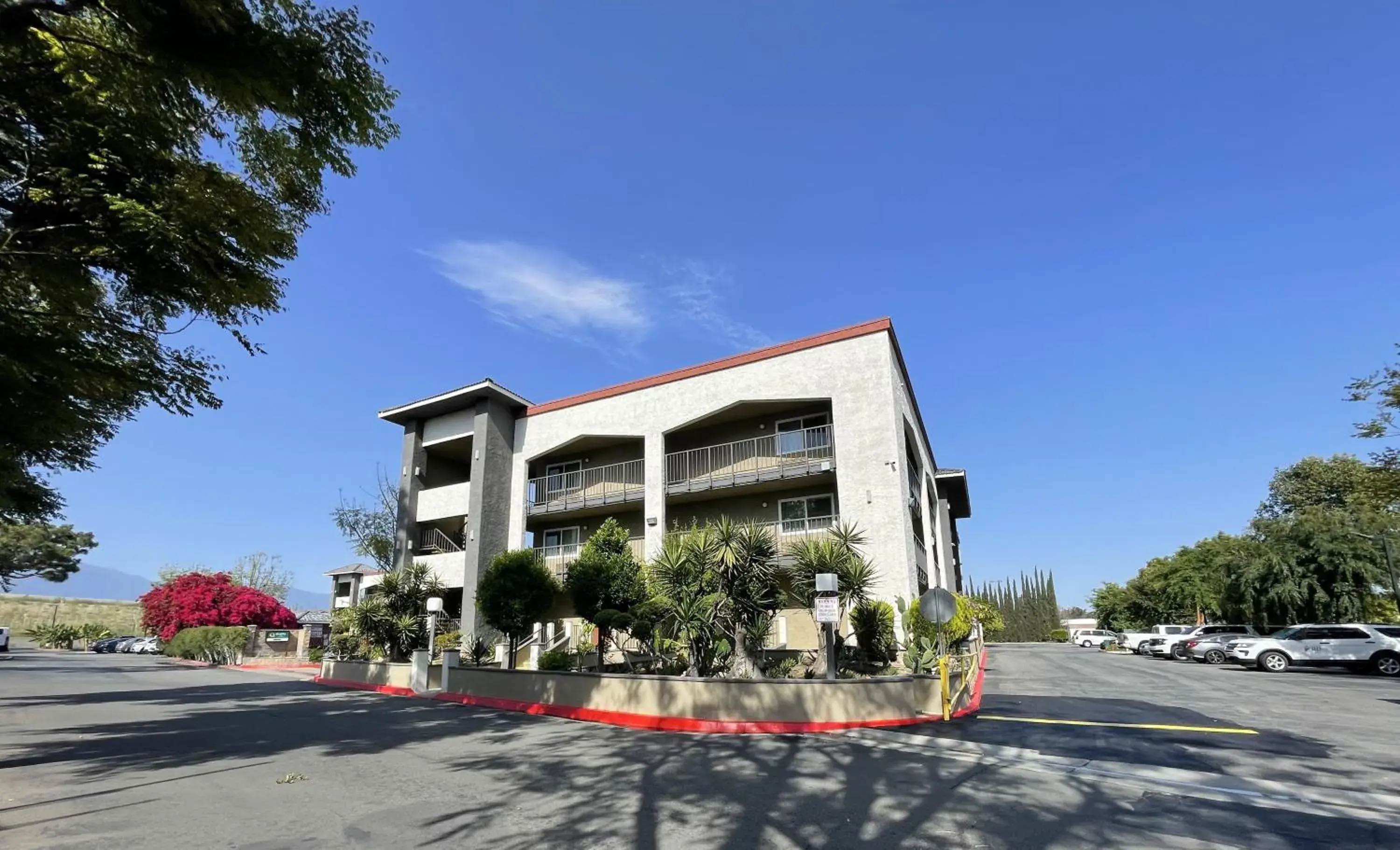 Property building in Quality Inn Ontario Airport Convention Center Property building in Quality Inn Ontario Airport Convention Center