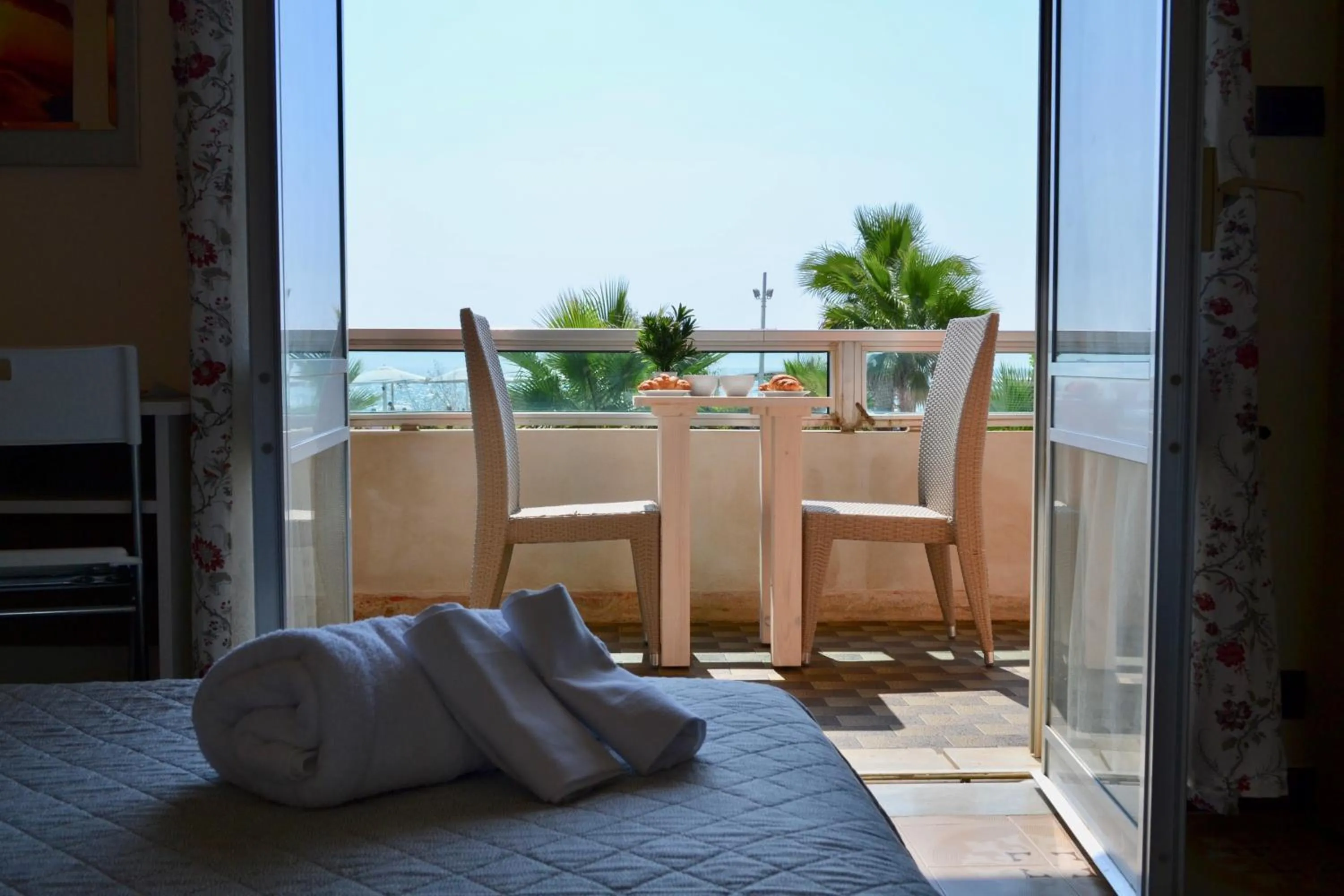 Balcony/Terrace, Bed in Sunrise Accessible Resort