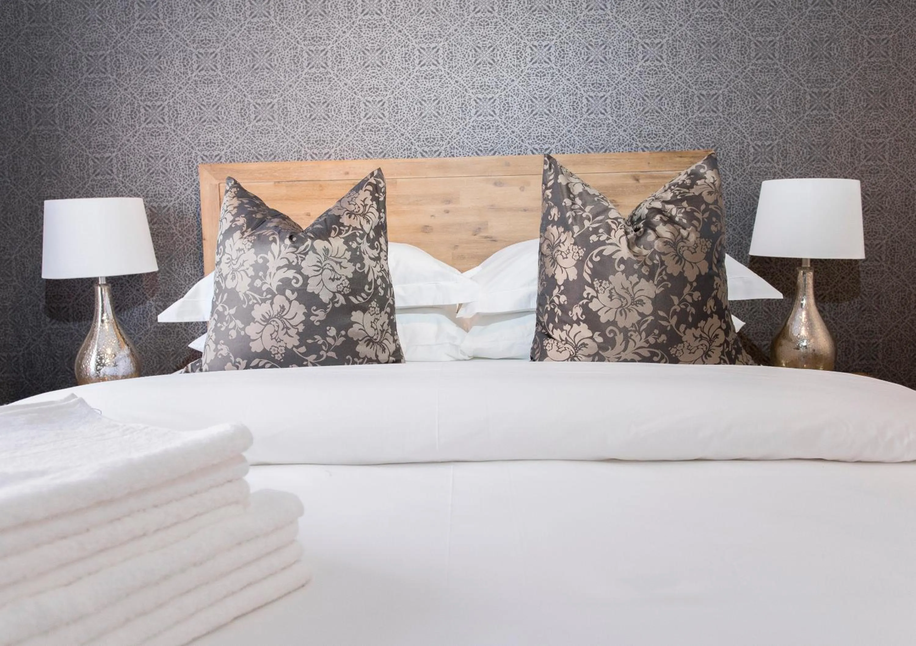 Photo of the whole room, Bed in 3 Lux Suites