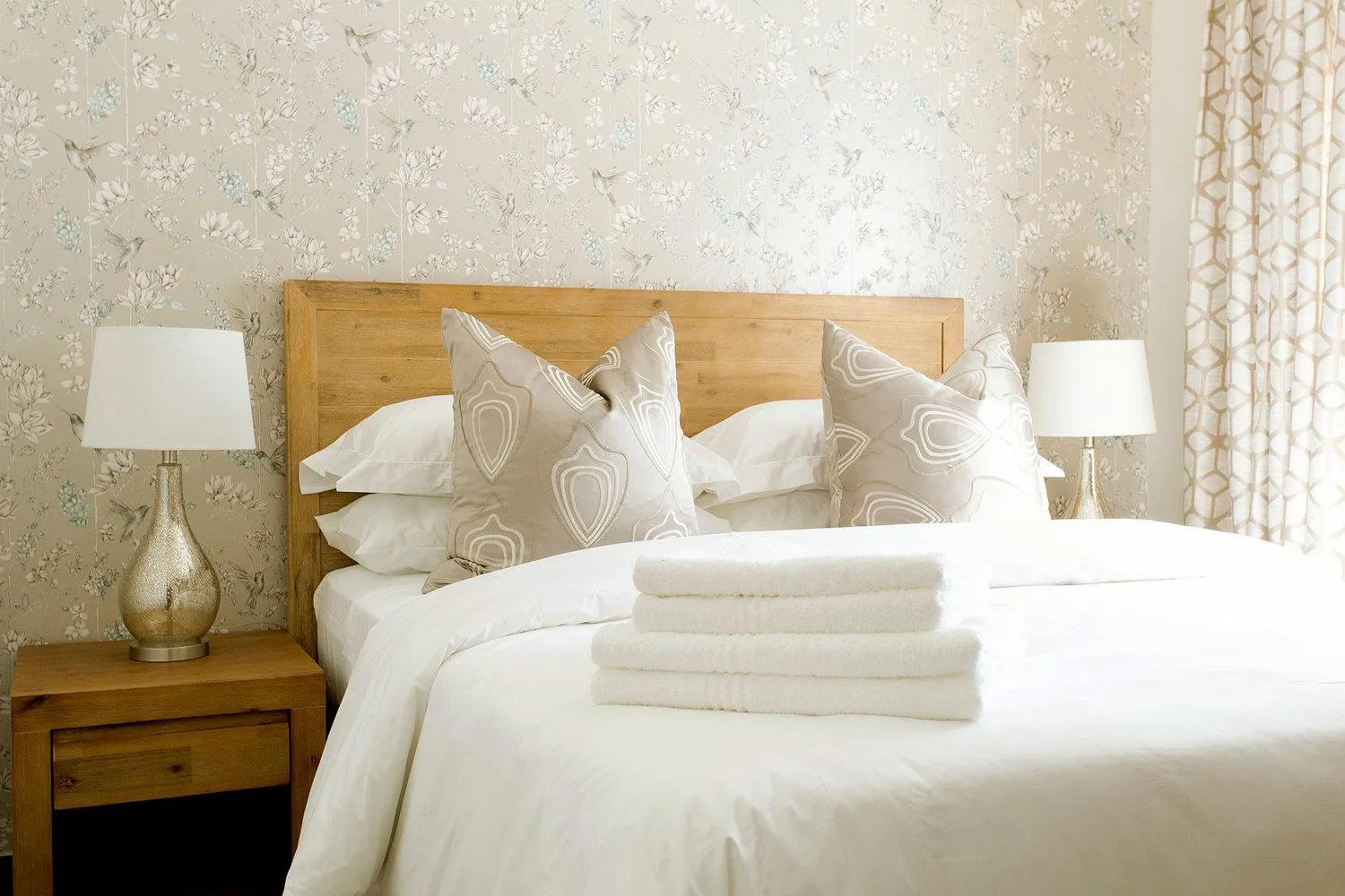 Photo of the whole room, Bed in 3 Lux Suites