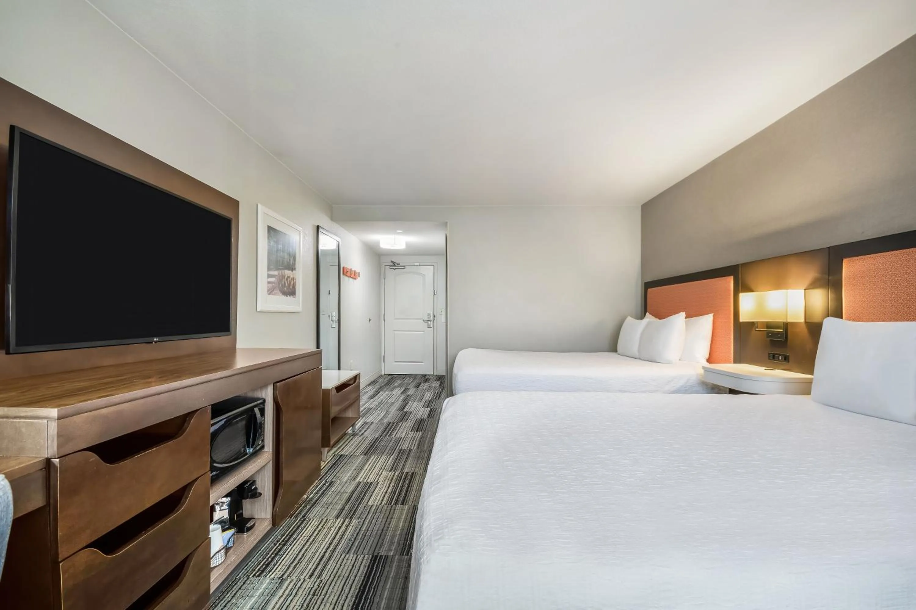 Bed in Hampton Inn & Suites Tulare