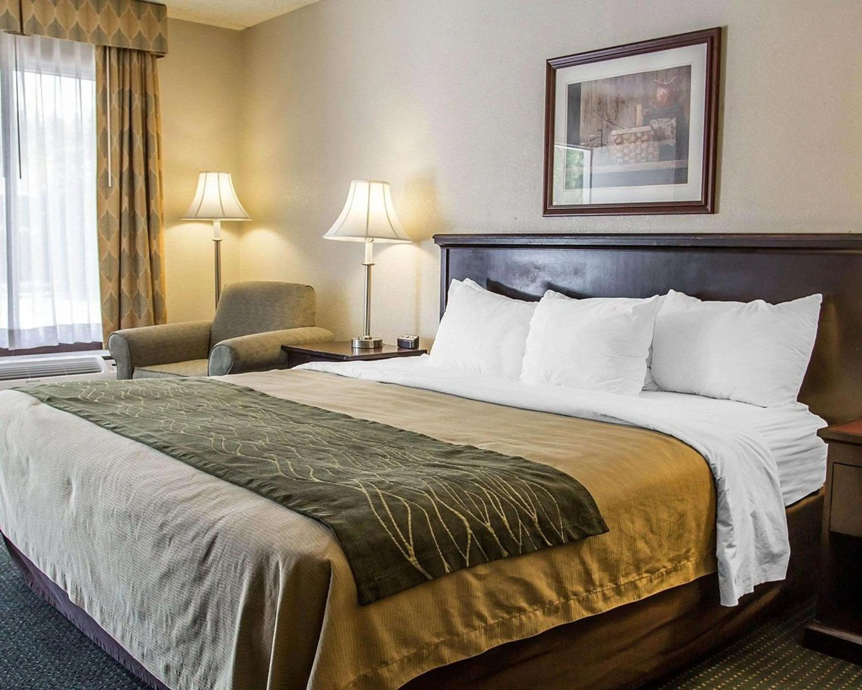 Photo of the whole room, Bed in Quality Inn Riverside near UCR and Downtown