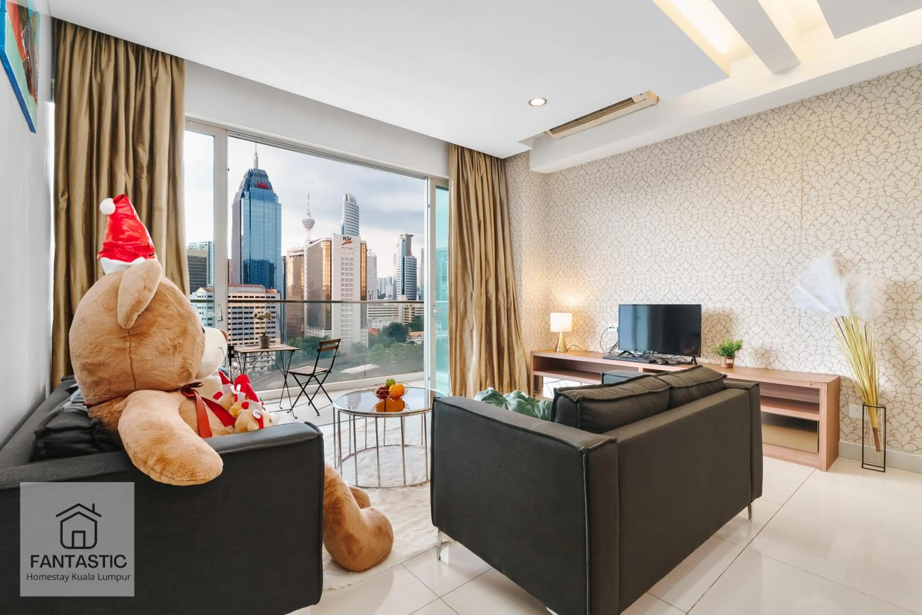 Three-Bedroom Apartment in Regalia Residence at KLCC View Sky Pool by KC