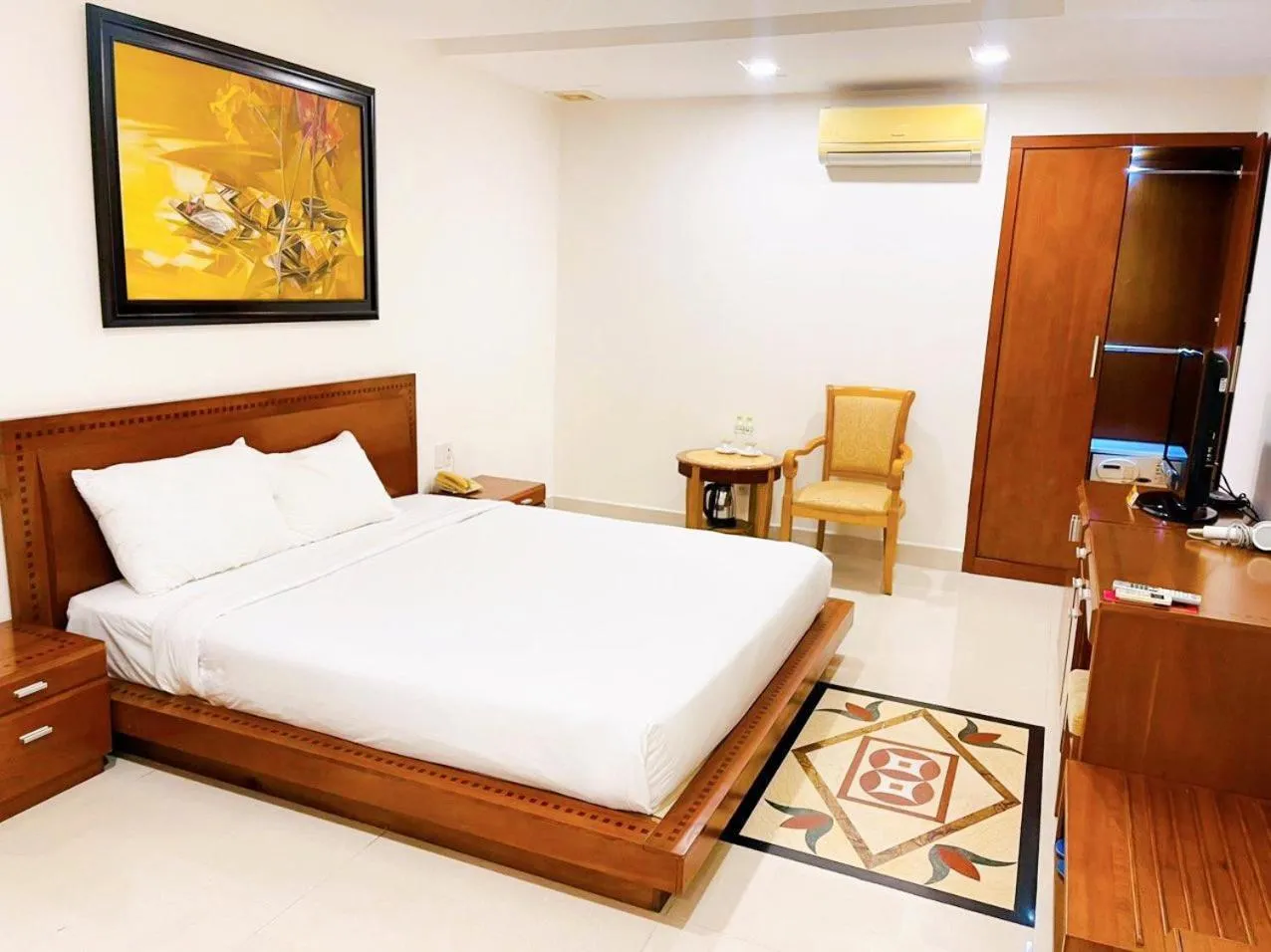 Bed in Tan Hoang Long Hotel