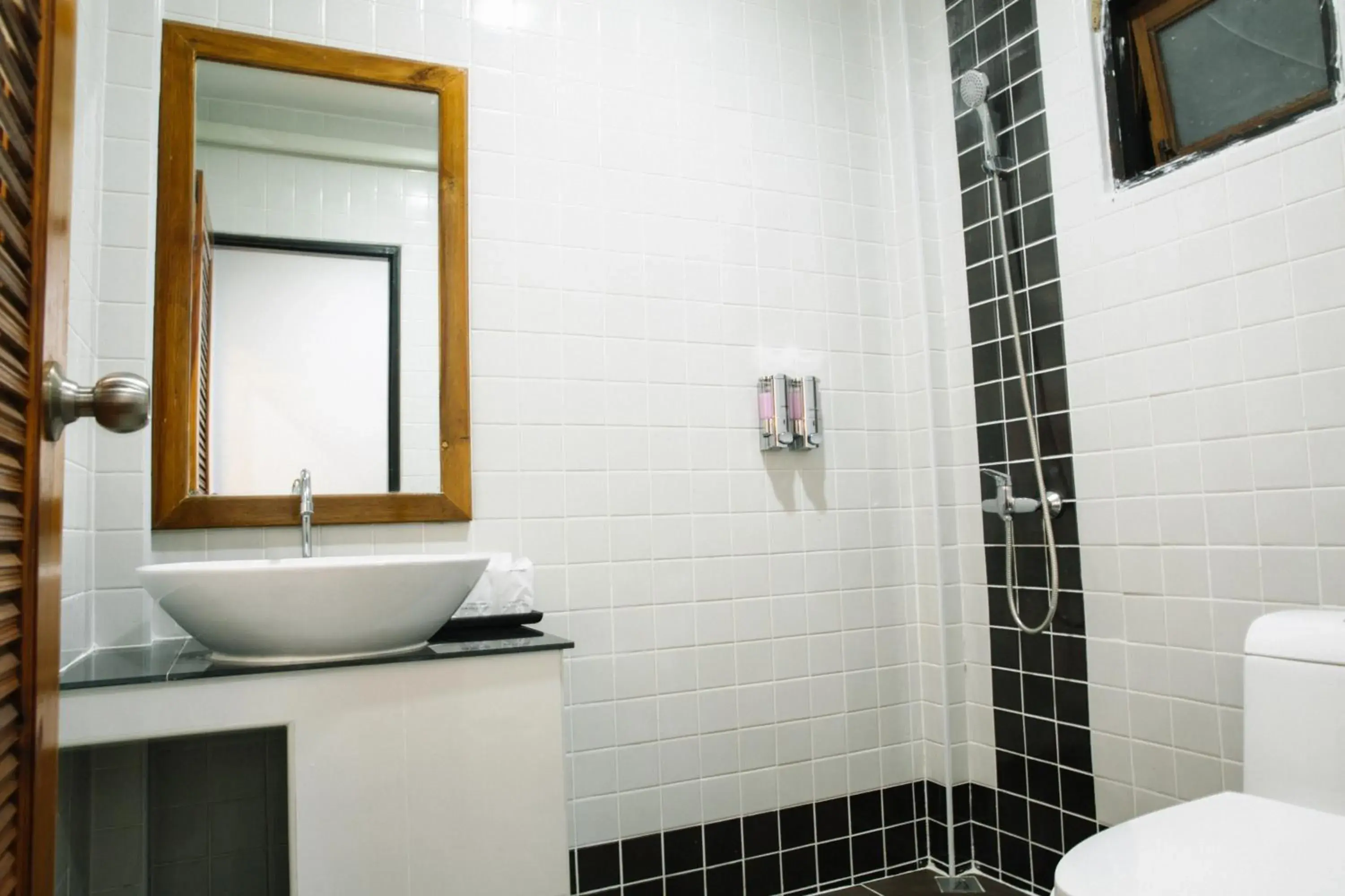 Bathroom in Billabong Hotel and Cafe Bathroom in Billabong Hotel and Cafe