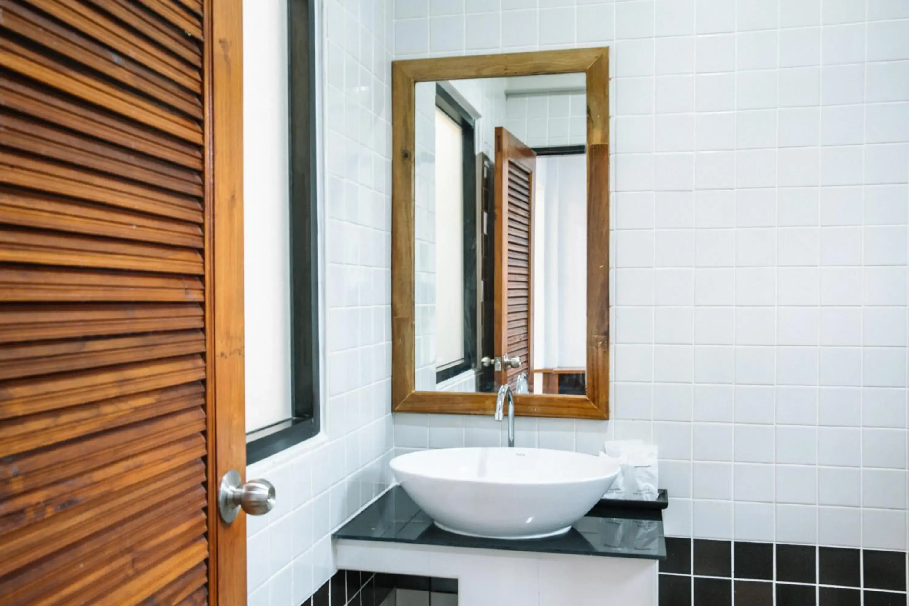 Bathroom in Billabong Hotel and Cafe Bathroom in Billabong Hotel and Cafe