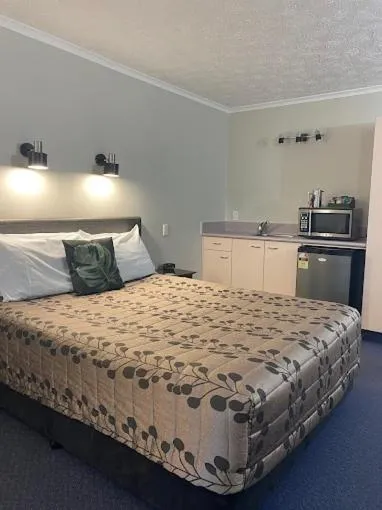 Bed in Harbour View Motel on Ahuriri Beach in Napier NZ with sea view suites