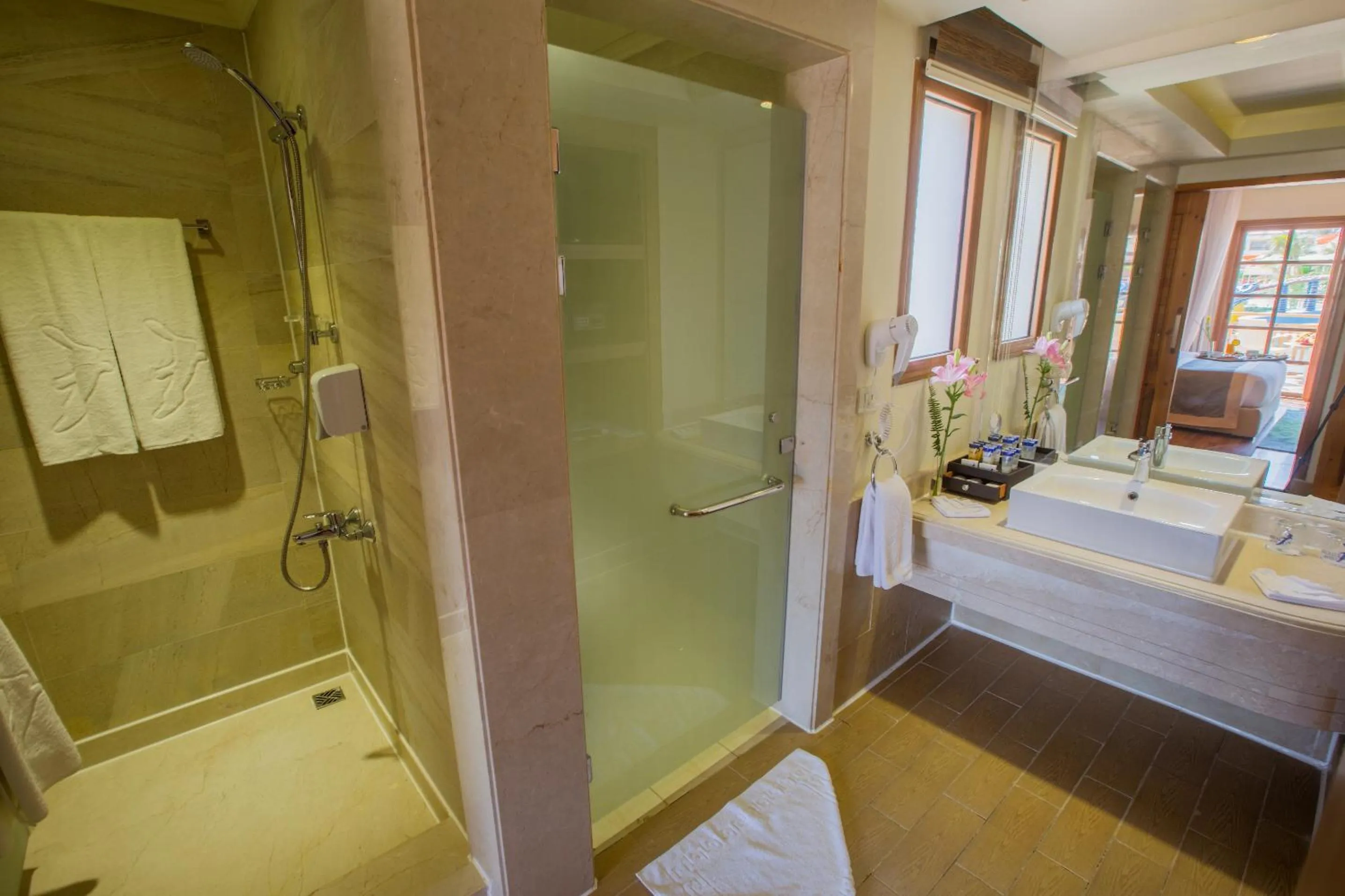 Bathroom, Bed in Pickalbatros Aqua Blu Sharm El Sheikh