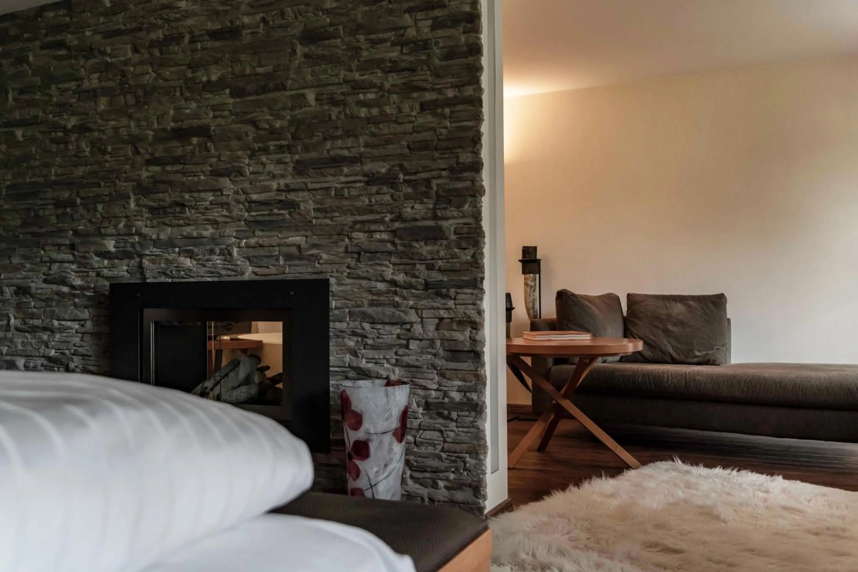 Living room, Bed in Heimspitze - Alpenhotel SKI-IN & Wirtshaus