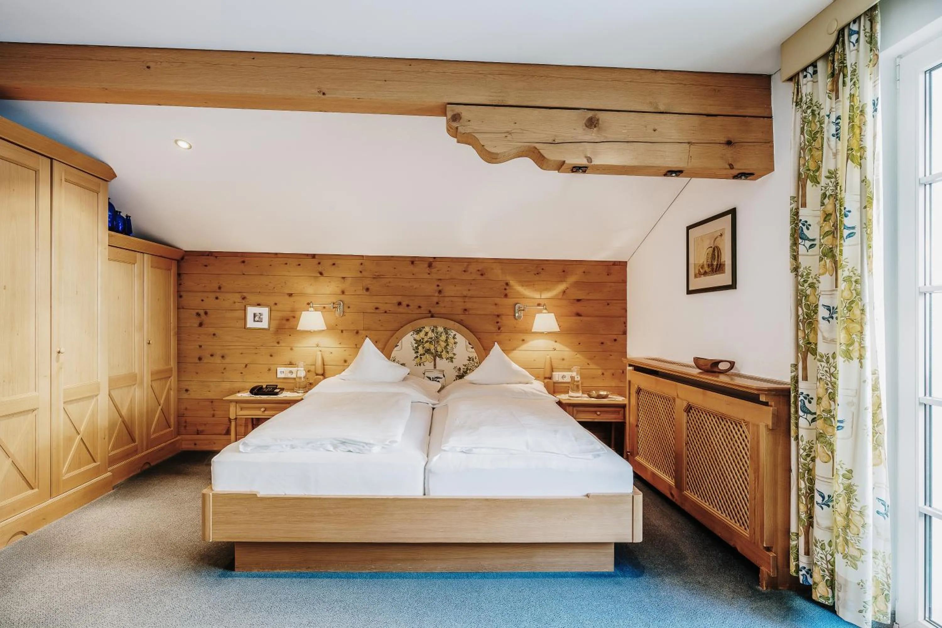 Bed in Heimspitze - Alpenhotel SKI-IN & Wirtshaus