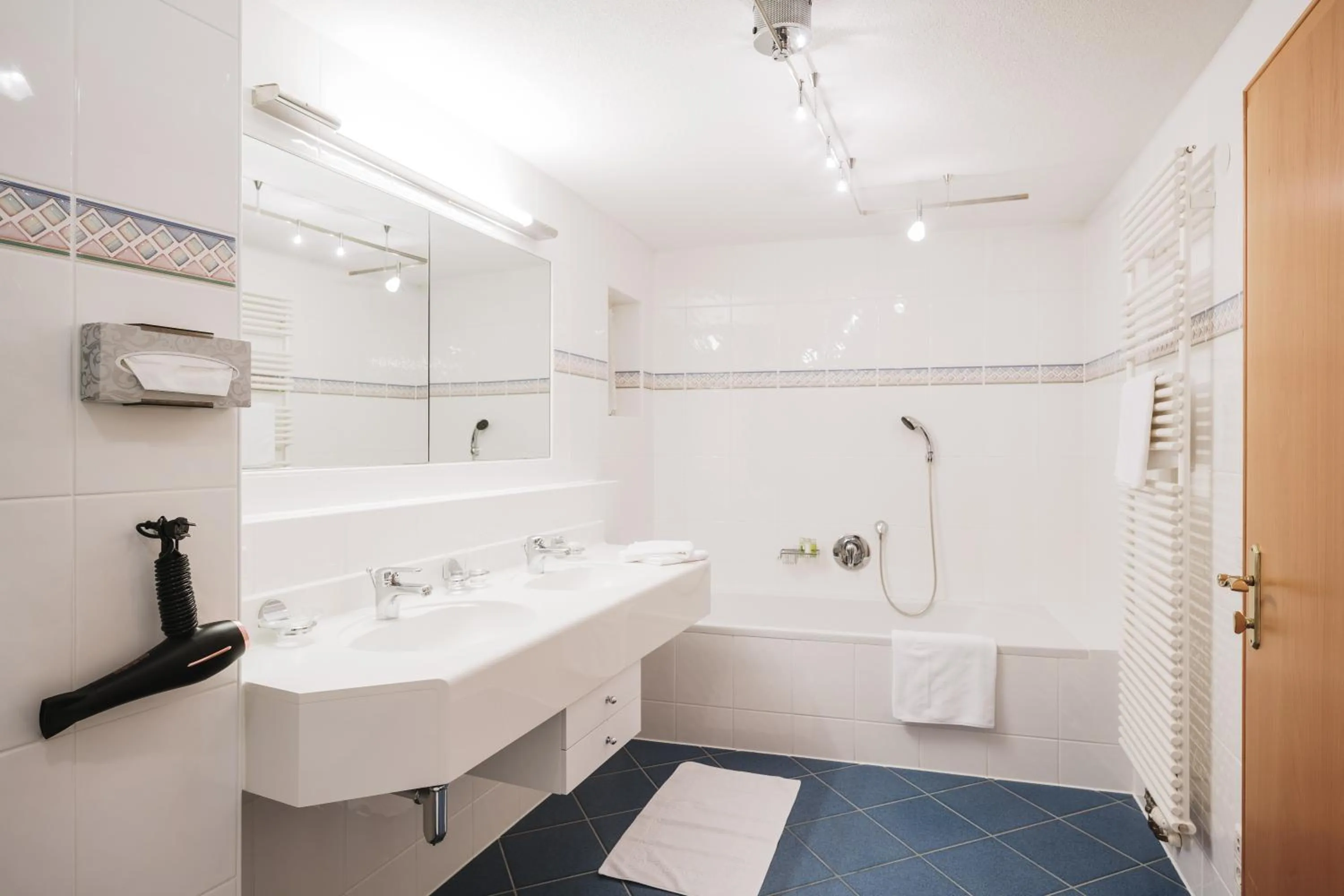 Bathroom in Heimspitze - Alpenhotel SKI-IN & Wirtshaus