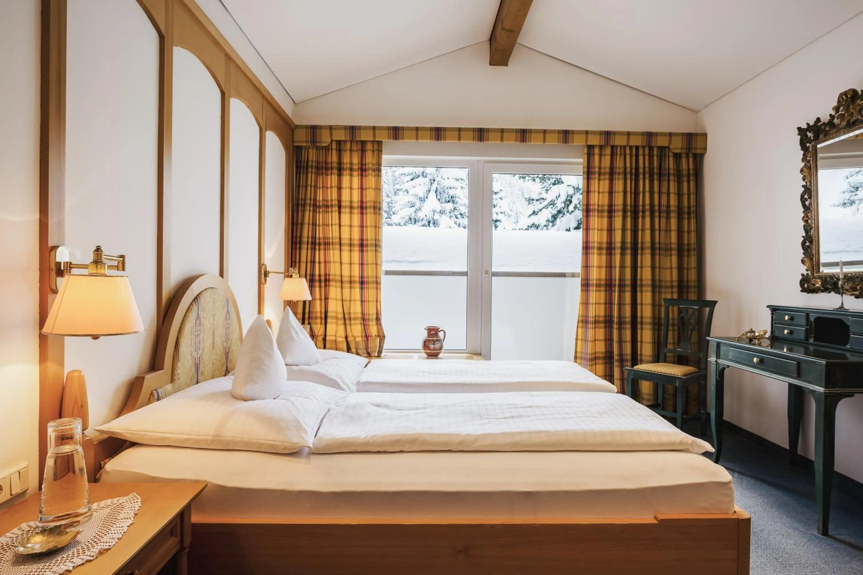 Bed in Heimspitze - Alpenhotel SKI-IN & Wirtshaus