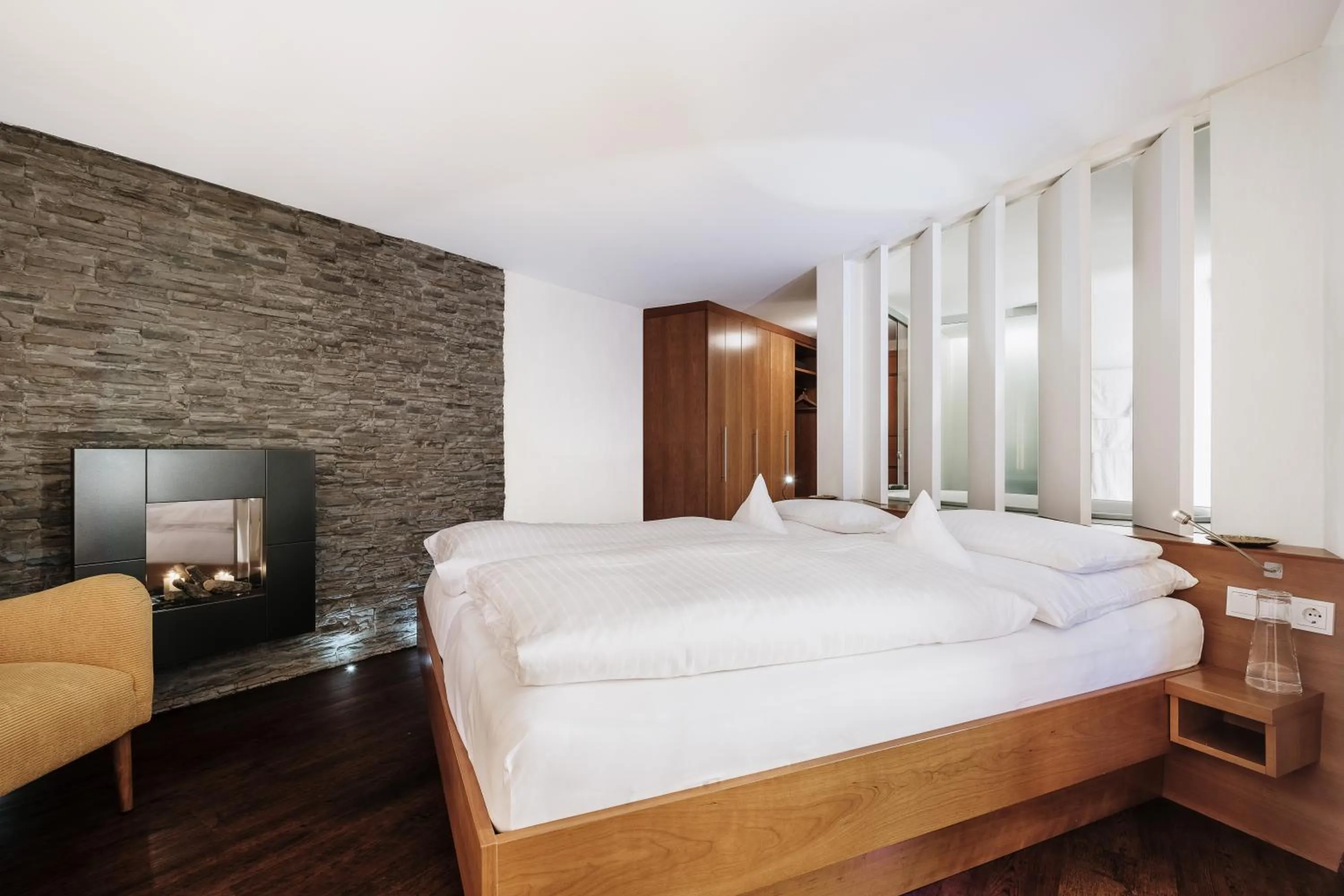 Bed in Heimspitze - Alpenhotel SKI-IN & Wirtshaus