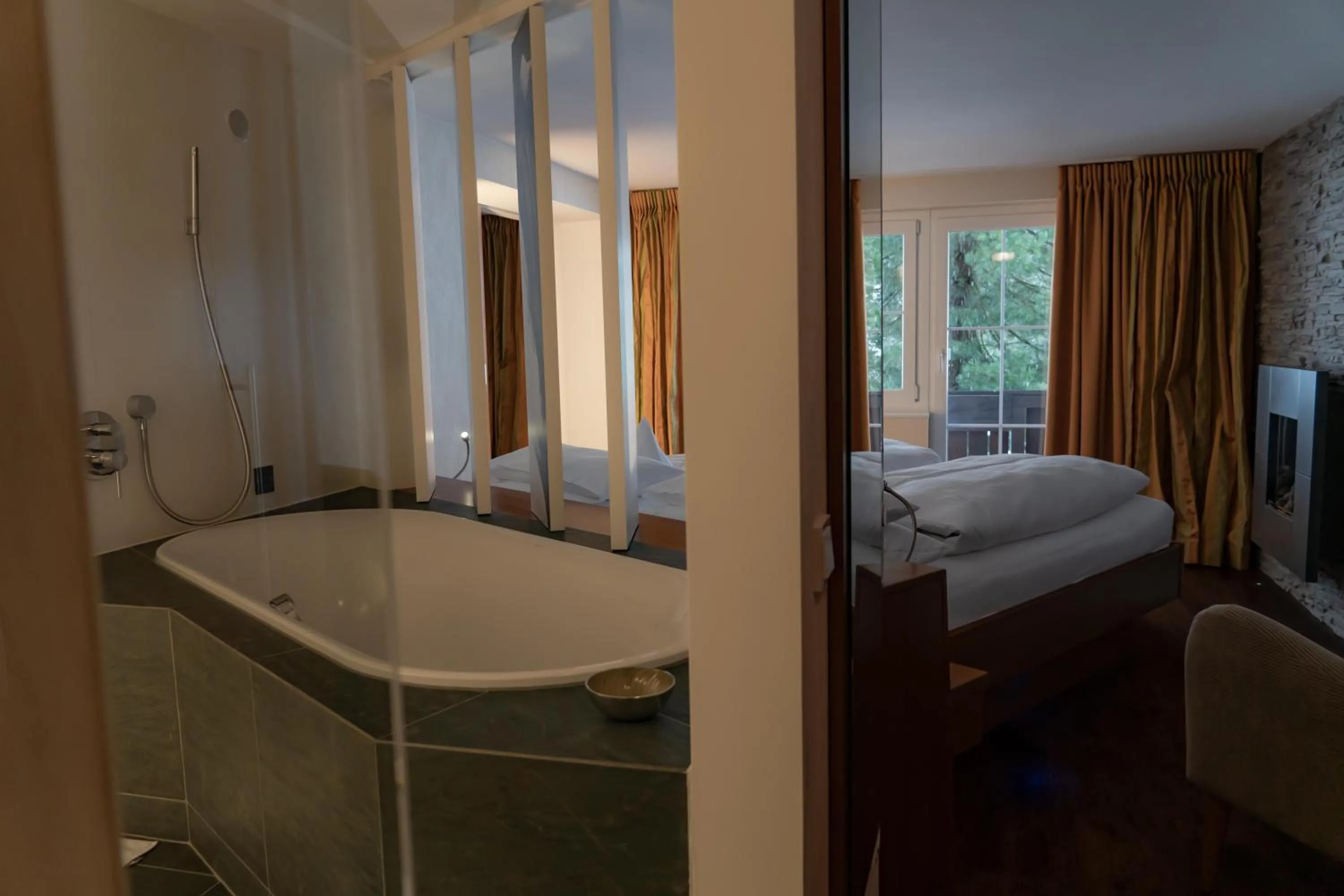 Bed in Heimspitze - Alpenhotel SKI-IN & Wirtshaus