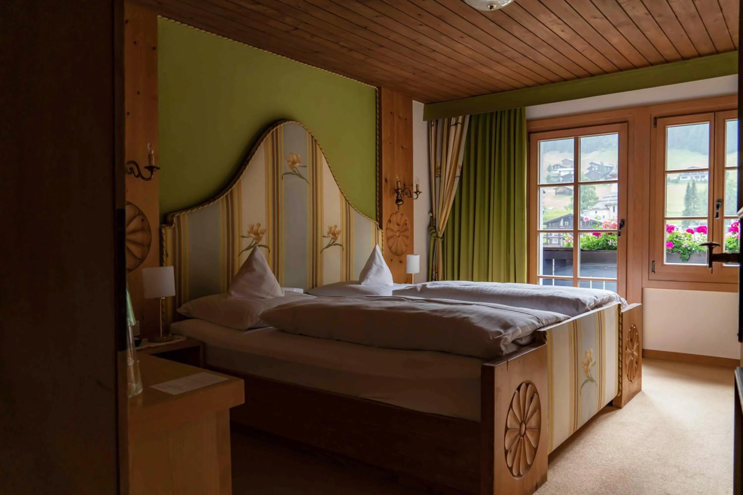 Bed in Heimspitze - Alpenhotel SKI-IN & Wirtshaus