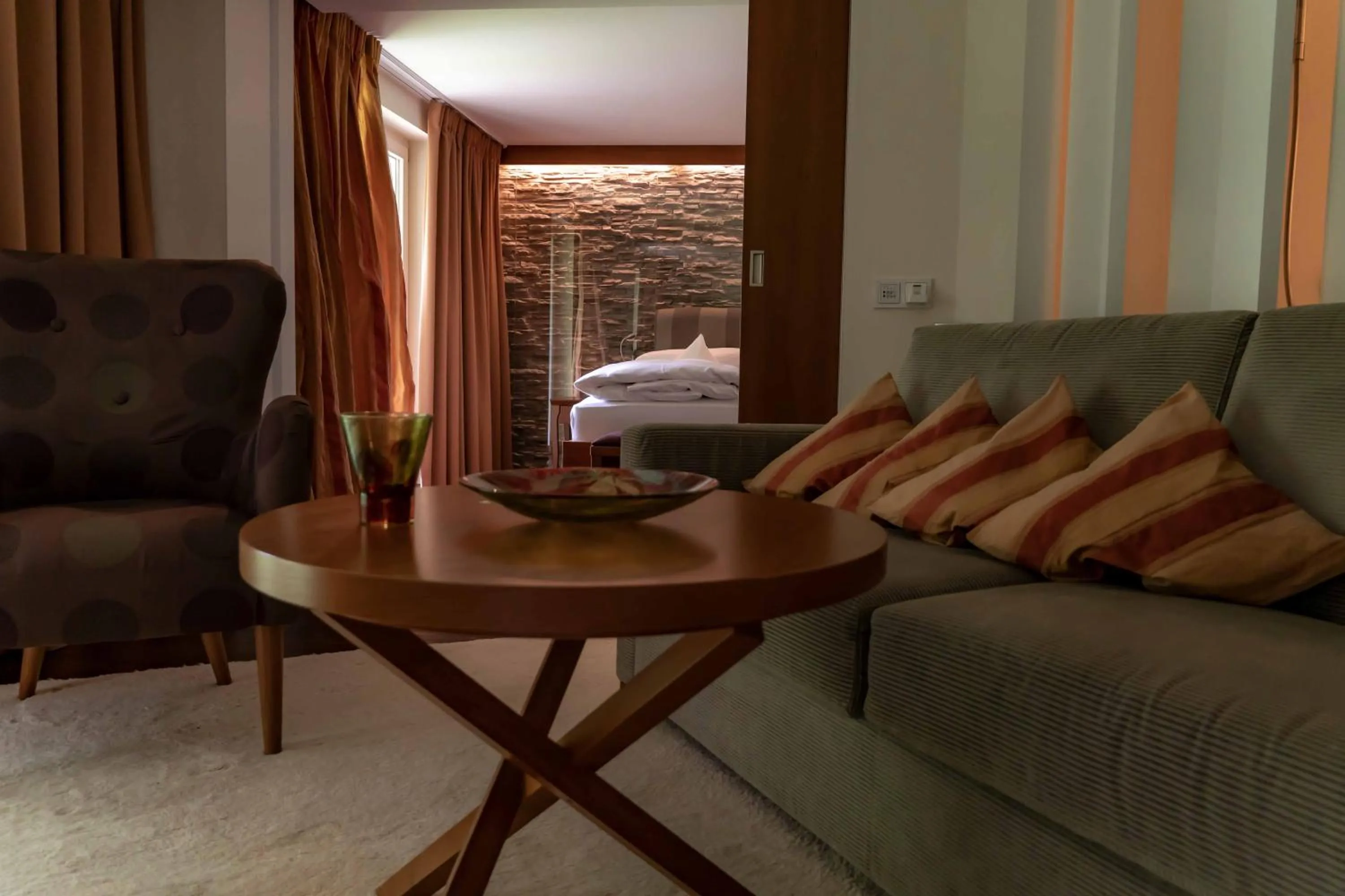 Bed in Heimspitze - Alpenhotel SKI-IN & Wirtshaus