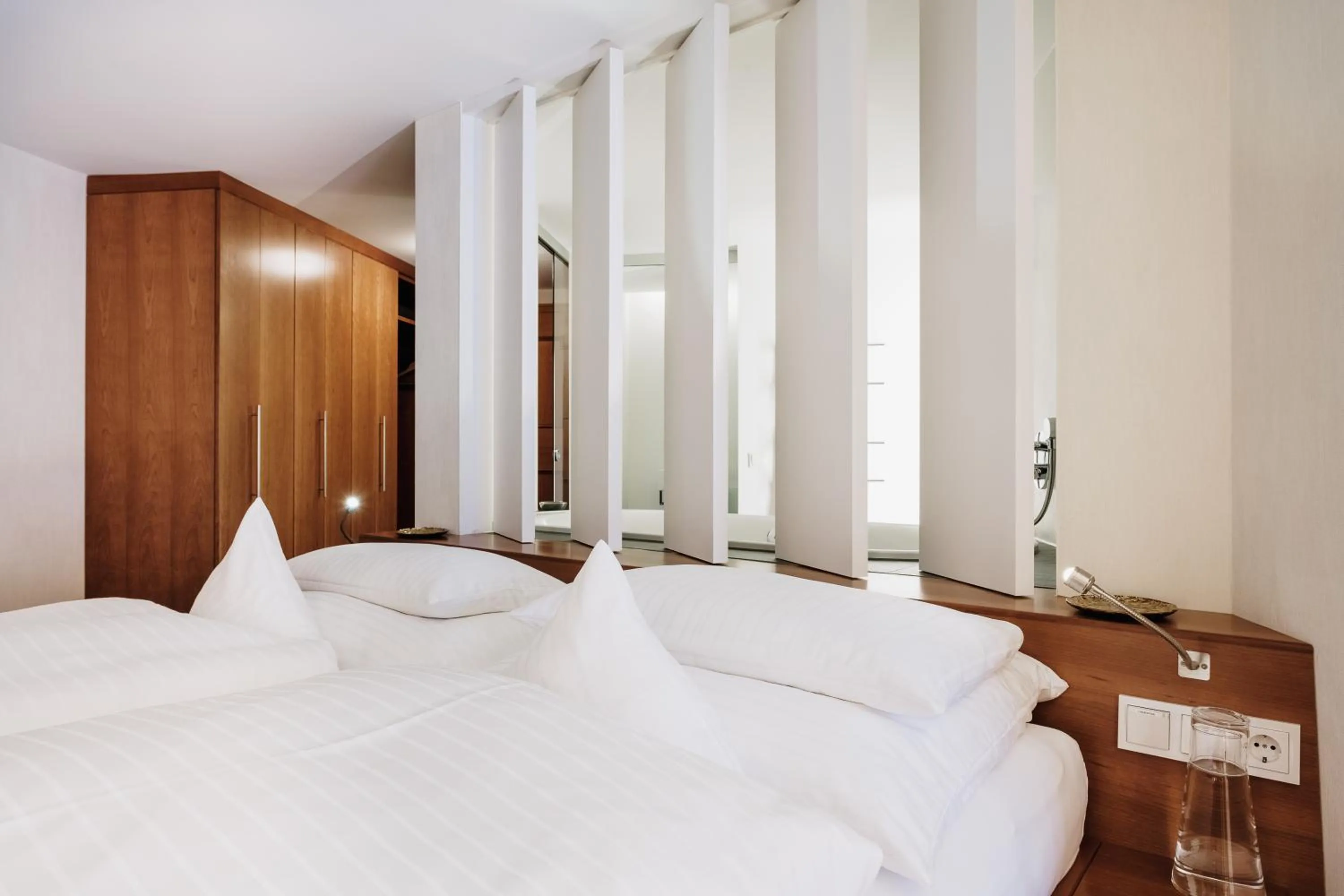 Bed in Heimspitze - Alpenhotel SKI-IN & Wirtshaus