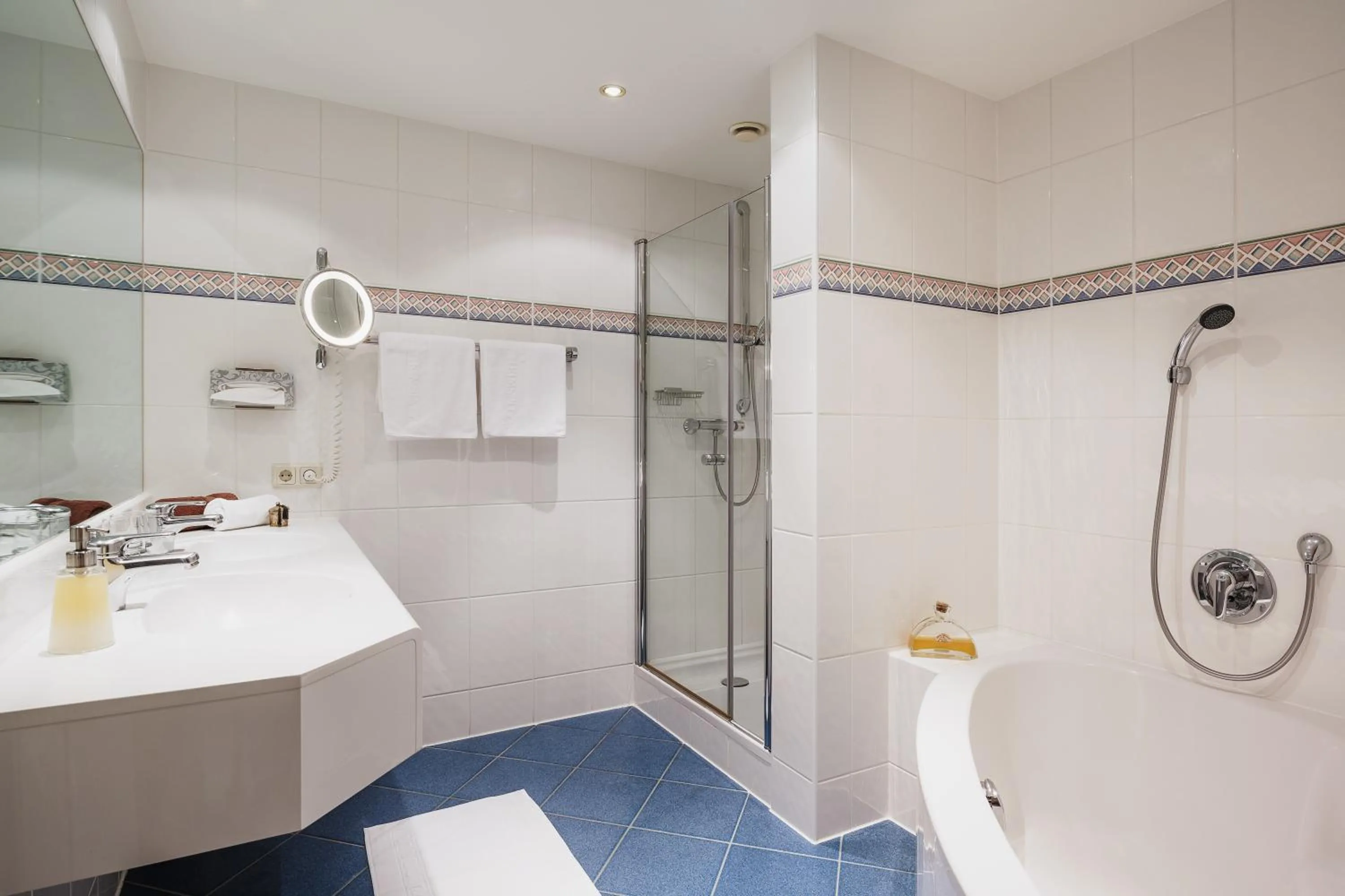 Bathroom in Heimspitze - Alpenhotel SKI-IN & Wirtshaus