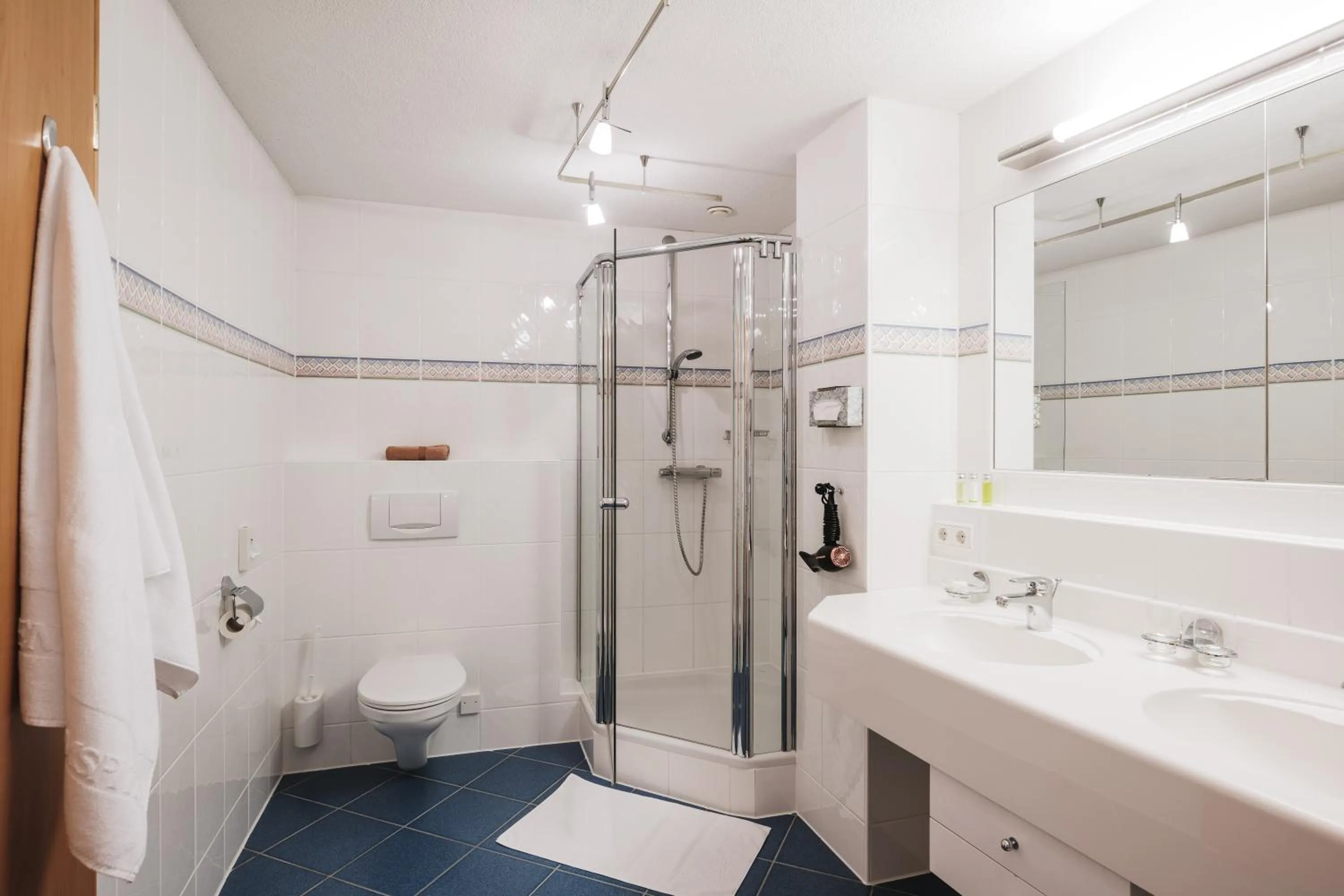 Bathroom in Heimspitze - Alpenhotel SKI-IN & Wirtshaus