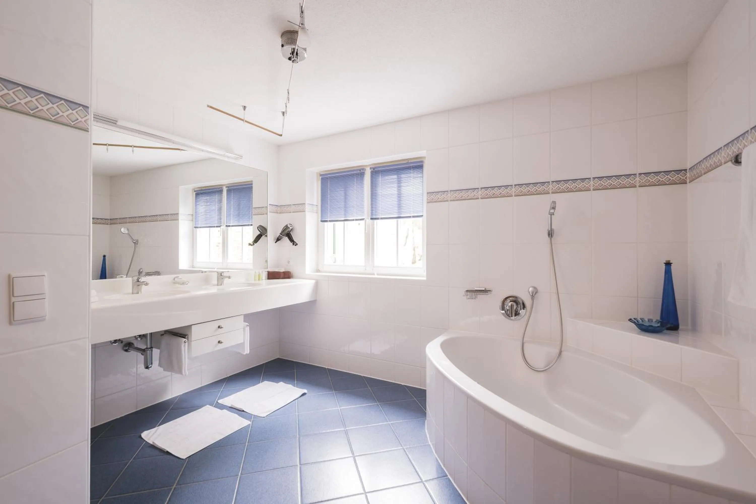 Bathroom in Heimspitze - Alpenhotel SKI-IN & Wirtshaus