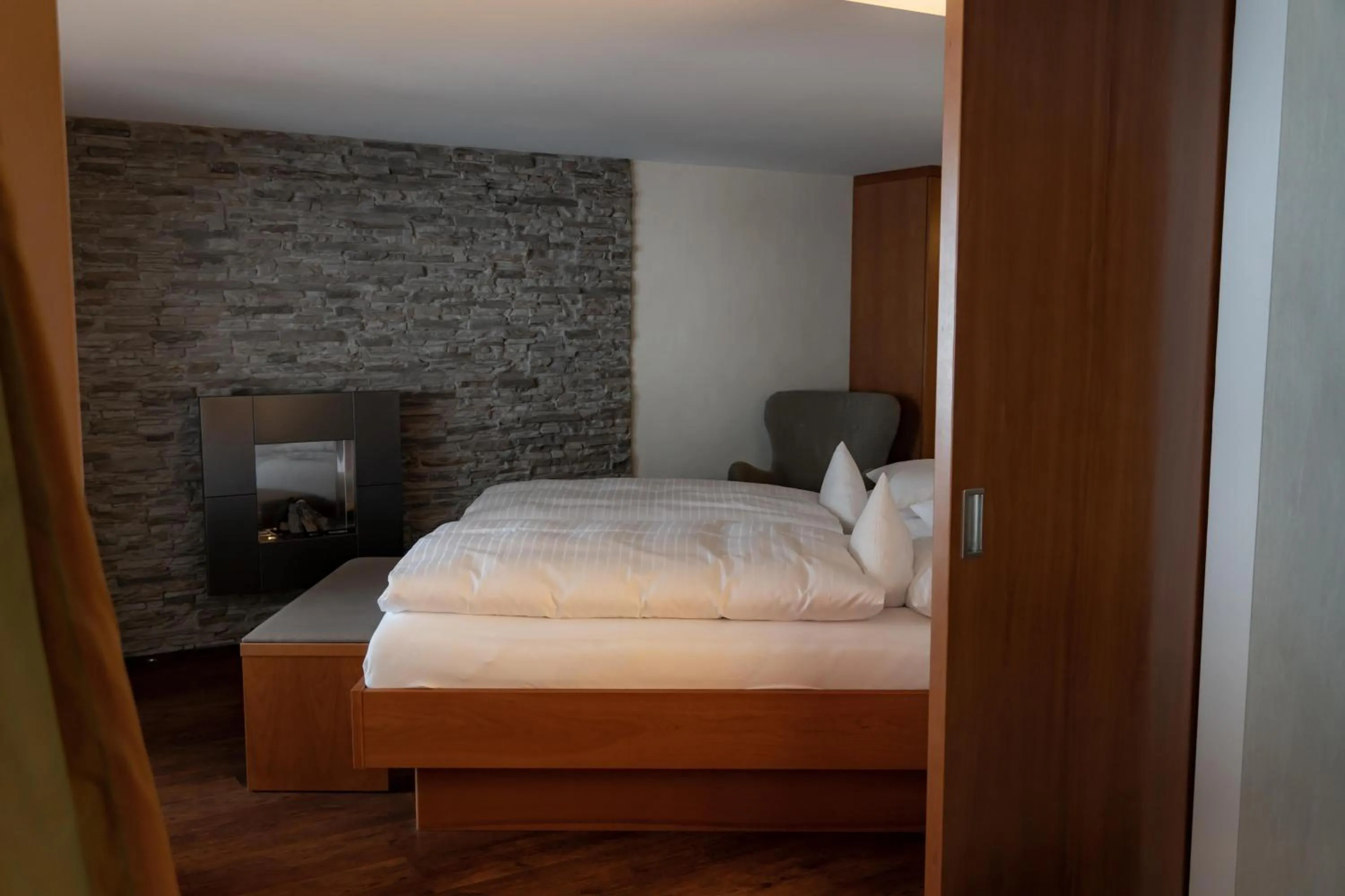 Bed in Heimspitze - Alpenhotel SKI-IN & Wirtshaus