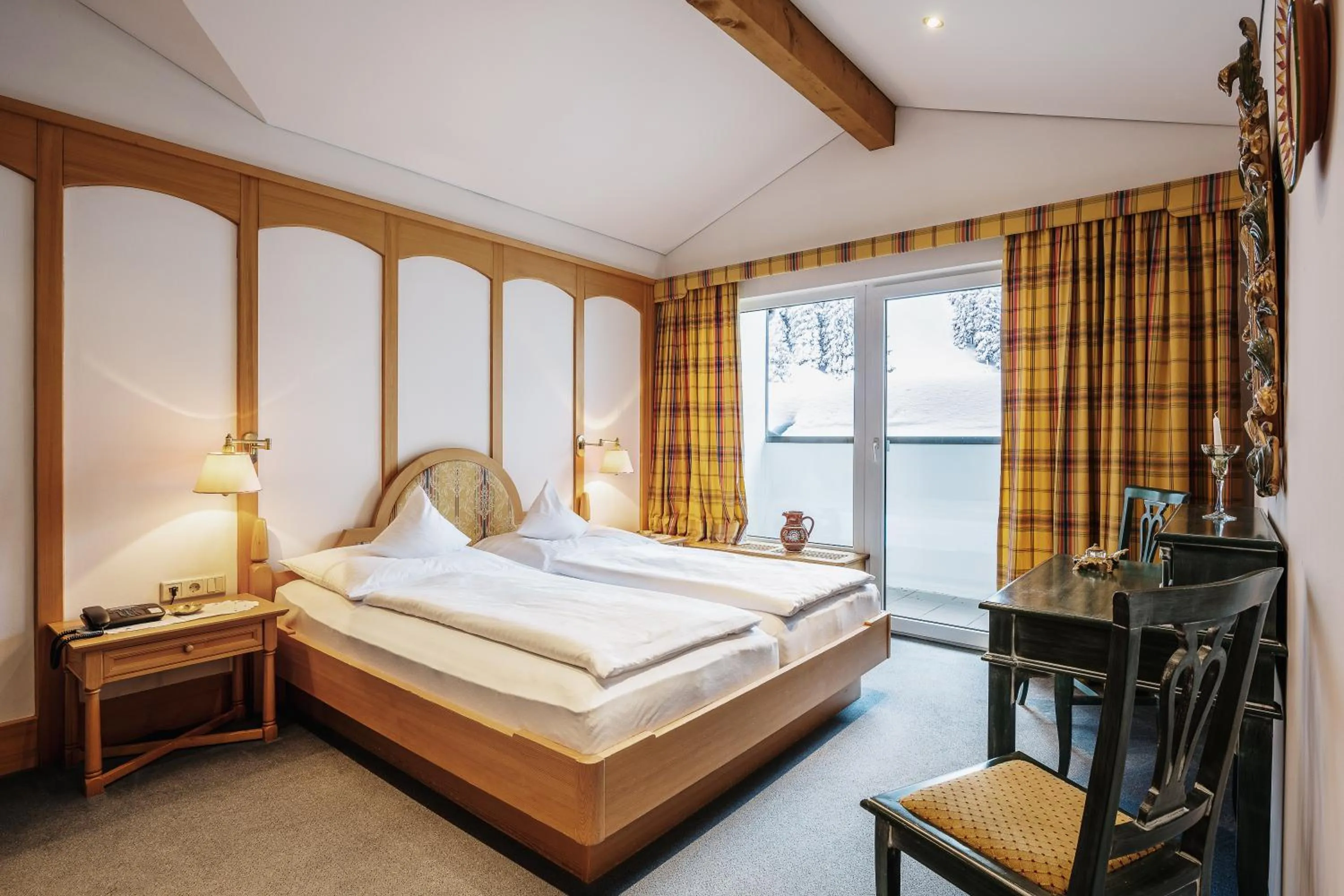 Bed in Heimspitze - Alpenhotel SKI-IN & Wirtshaus