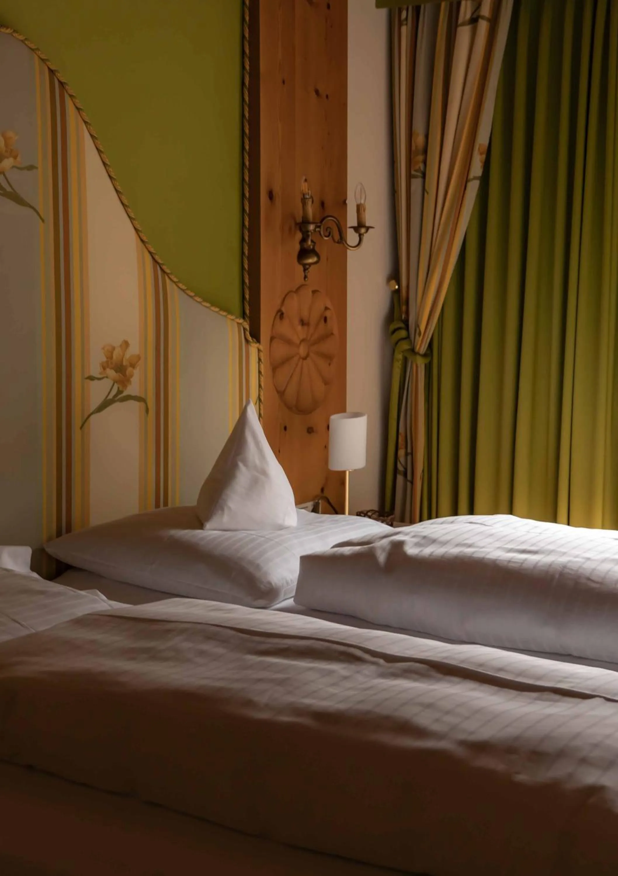 Bed in Heimspitze - Alpenhotel SKI-IN & Wirtshaus