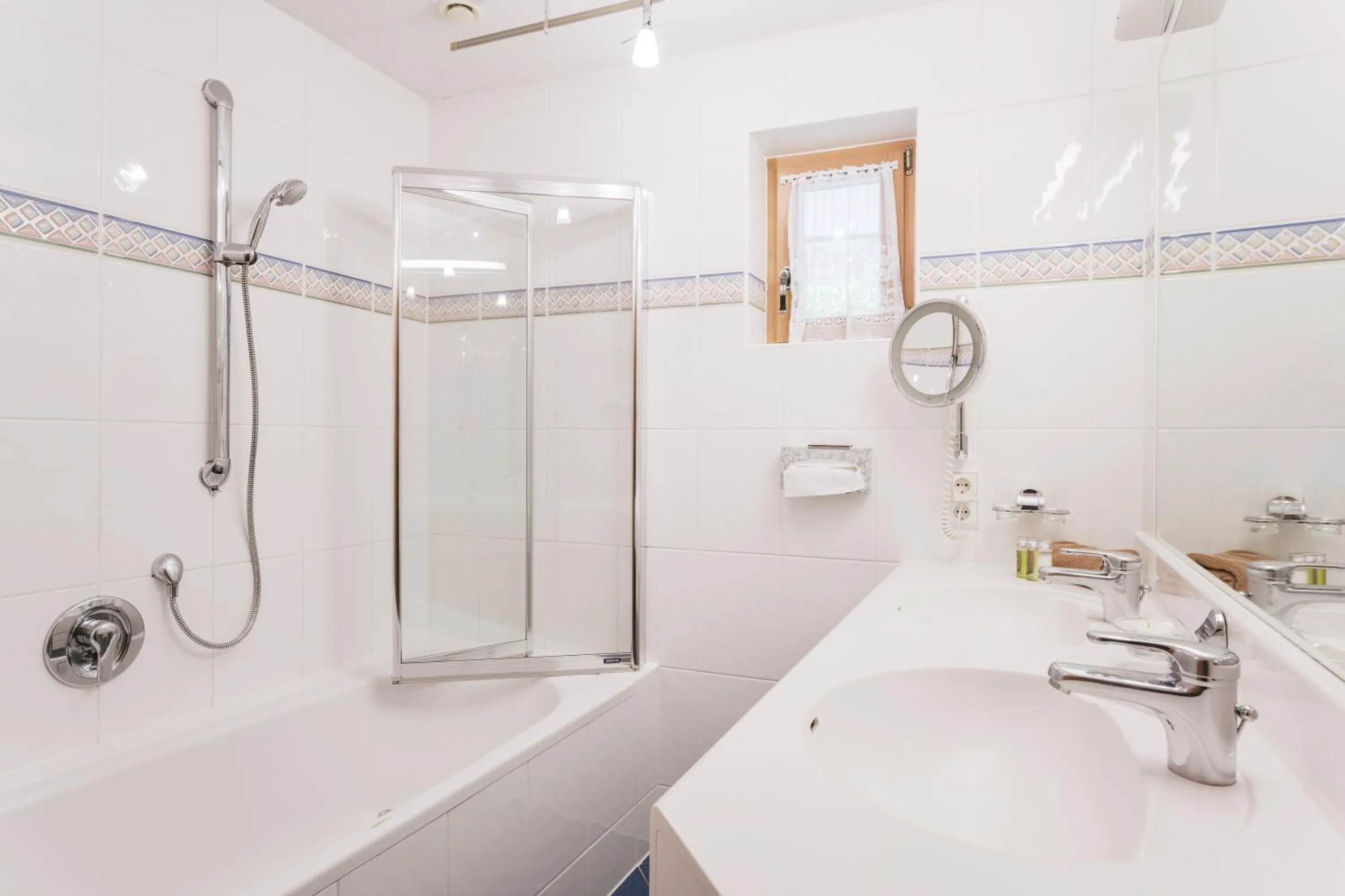 Bathroom in Heimspitze - Alpenhotel SKI-IN & Wirtshaus