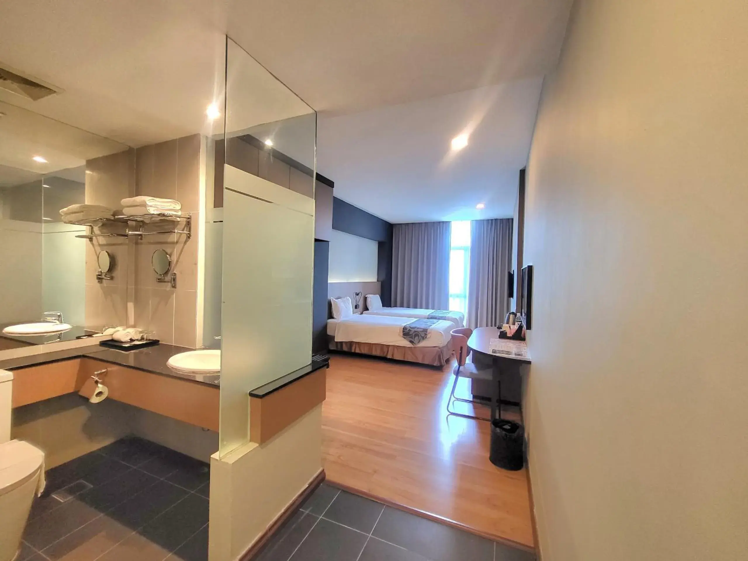 Shower, Bed in Roxy Hotel & Apartments Shower, Bed in Roxy Hotel & Apartments