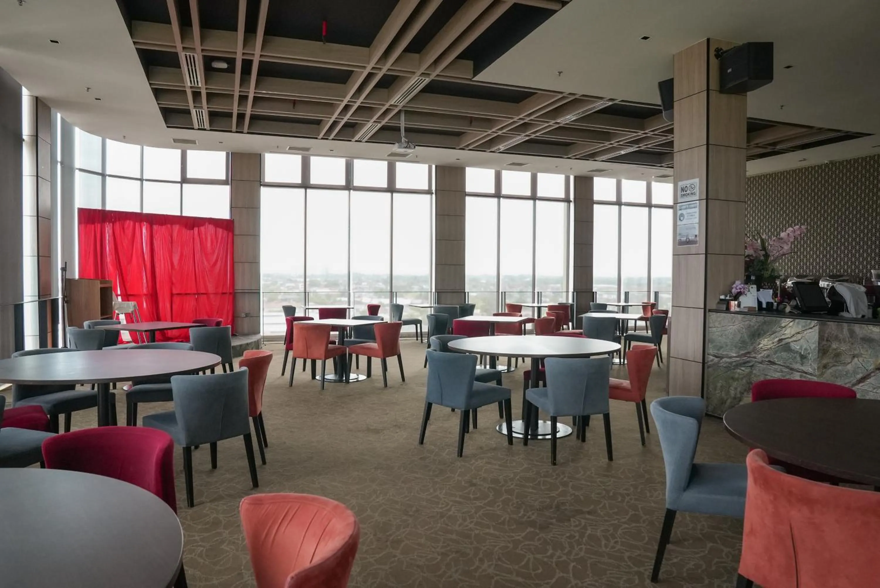 Restaurant/places to eat in Roxy Hotel & Apartments