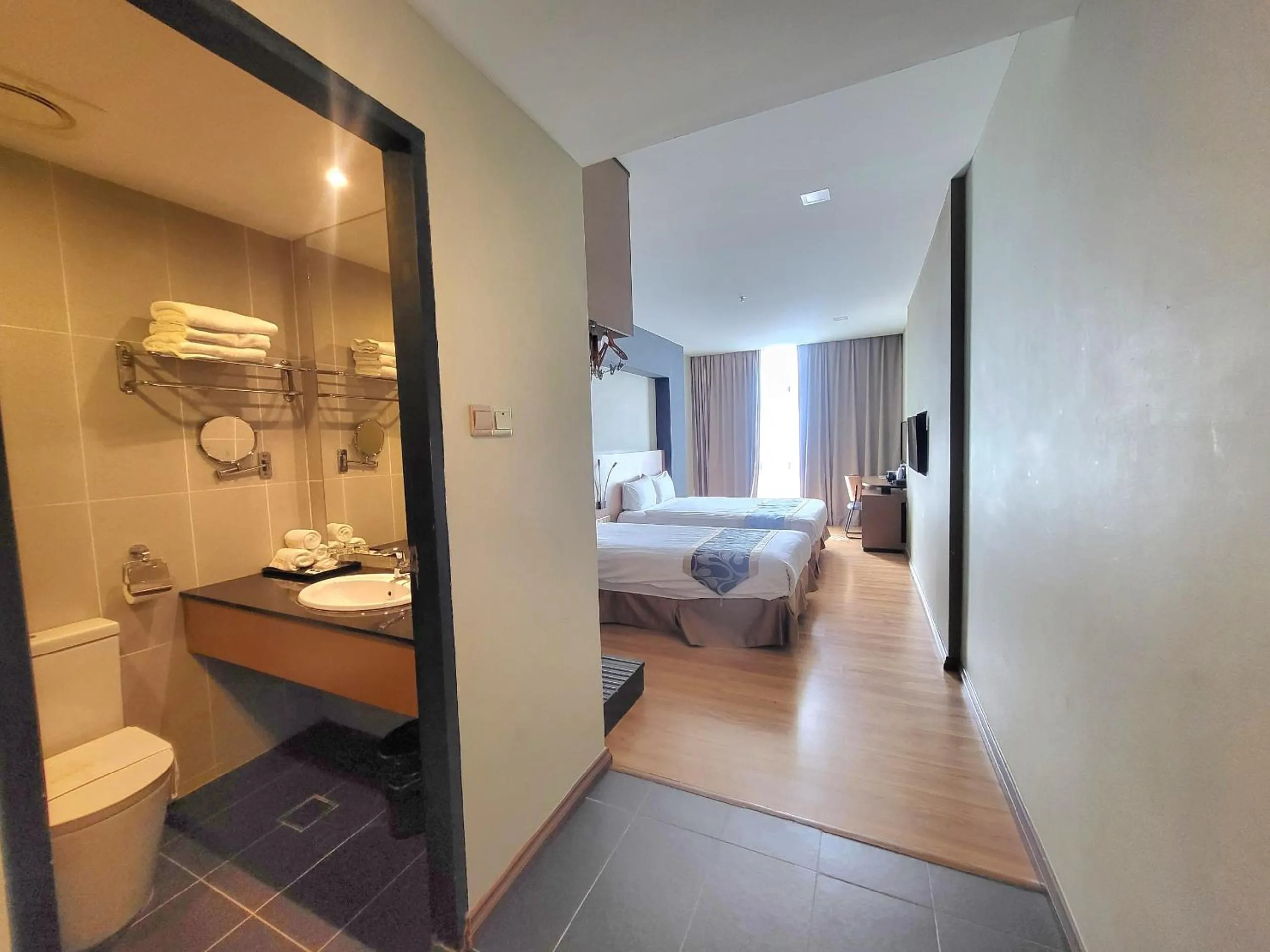 Shower, Bed in Roxy Hotel & Apartments