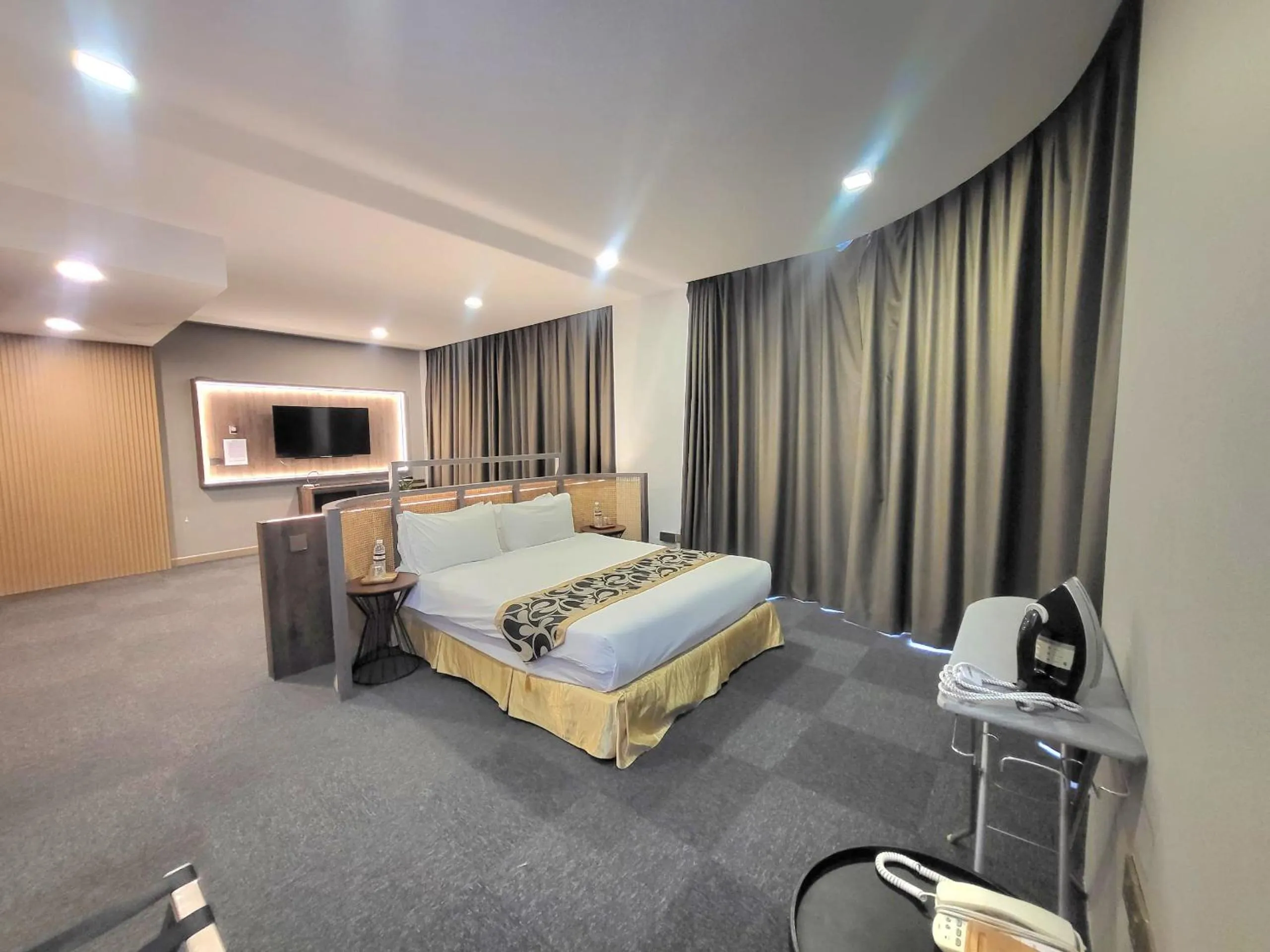 TV and multimedia, Bed in Roxy Hotel & Apartments