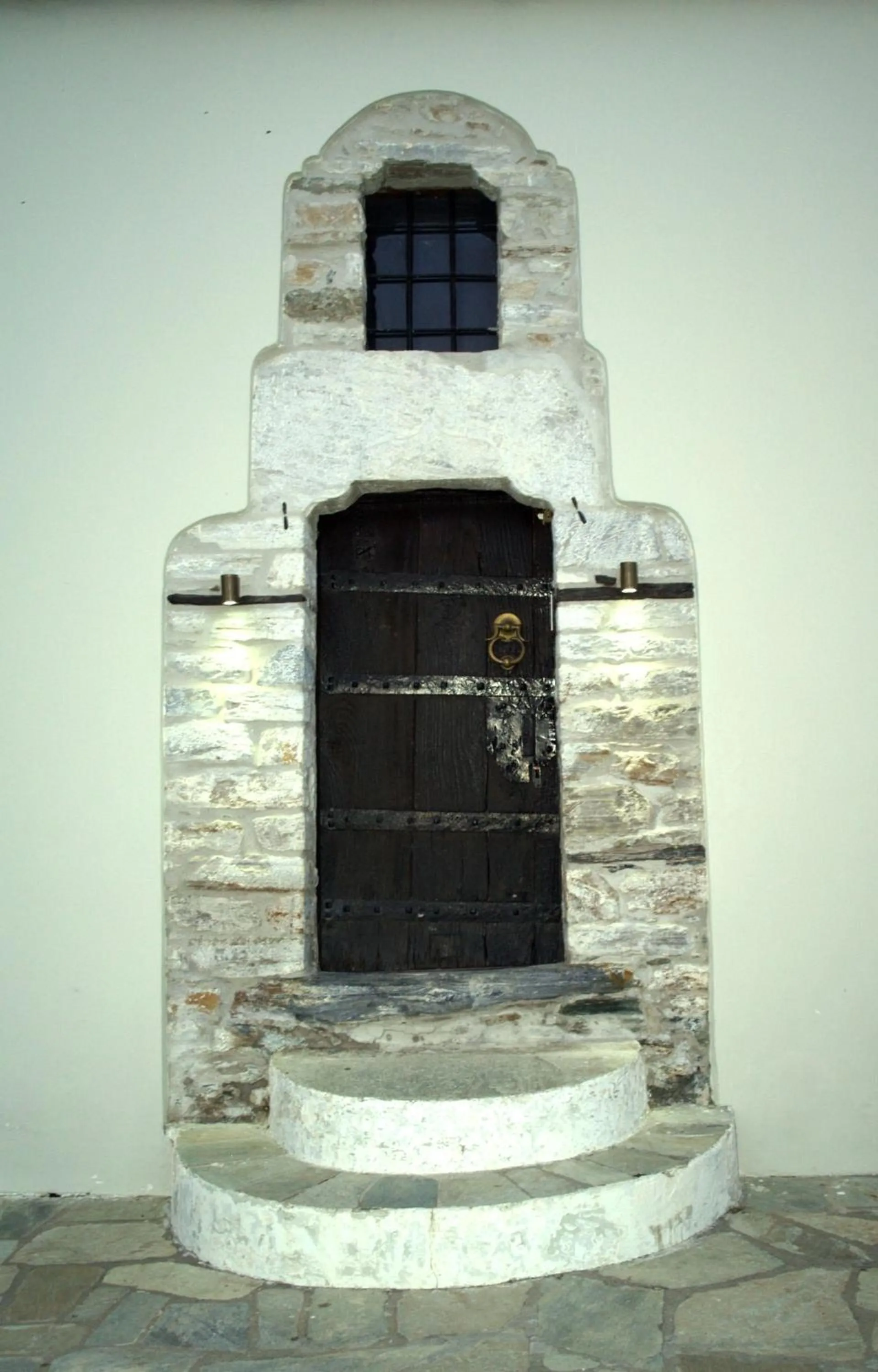 Facade/entrance in Archontika Karamarlis